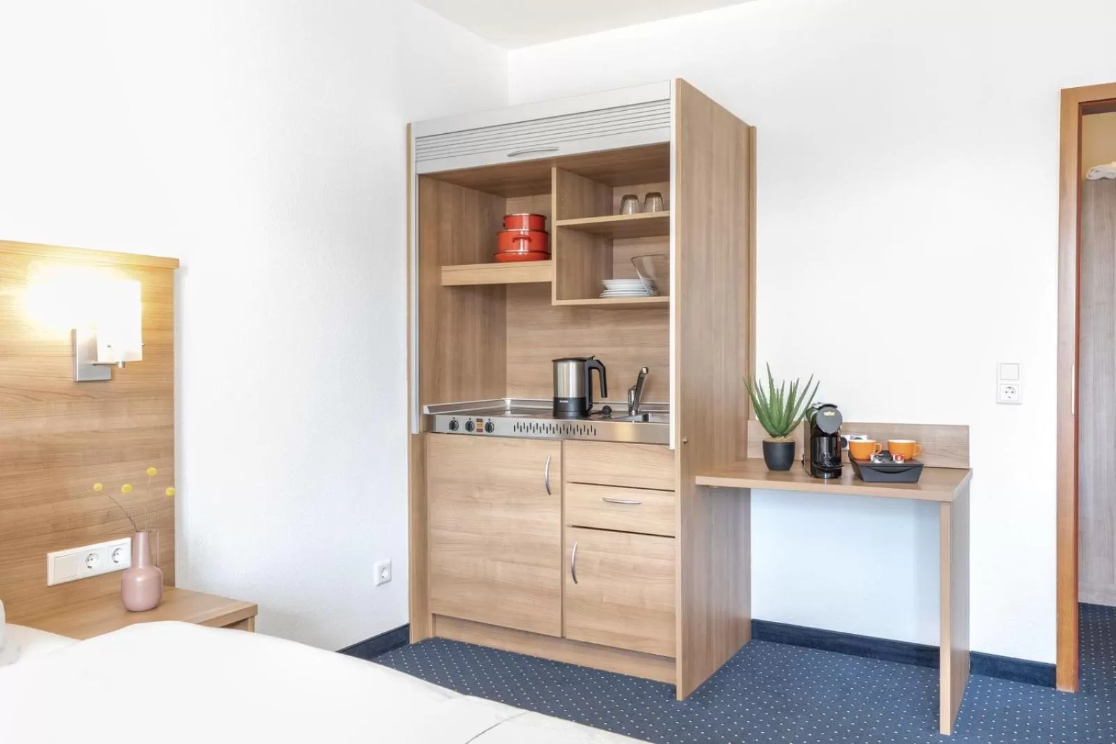 Kitchen or kitchenette, Bed in acora Düsseldorf Living the City - Apartments