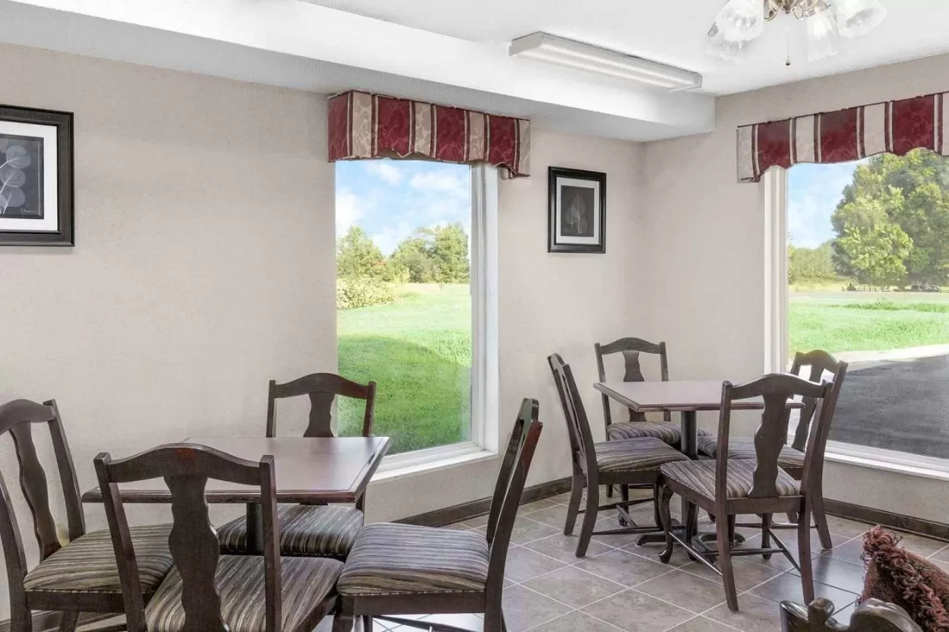 Restaurant/places to eat in Super 8 by Wyndham Whiteville