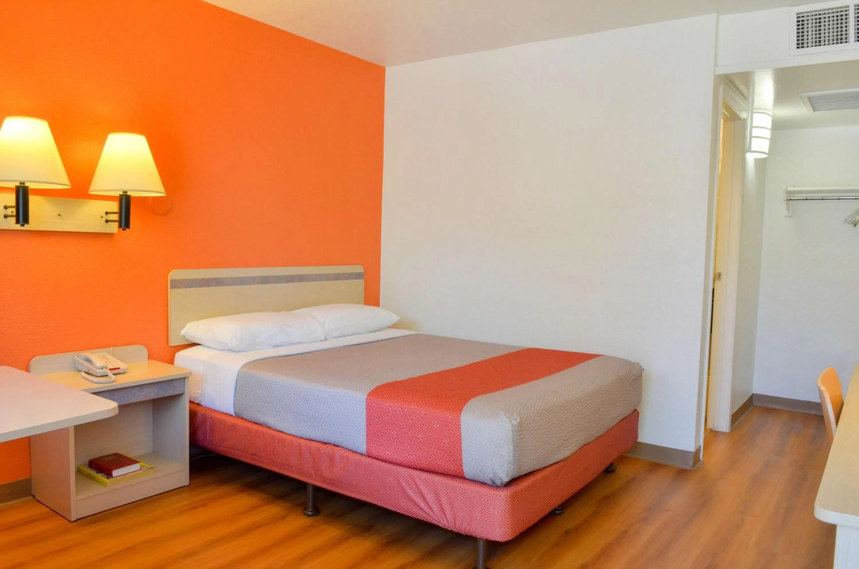 Photo of the whole room, Bed in Motel 6-Santa Nella, CA - Los Banos - Interstate 5