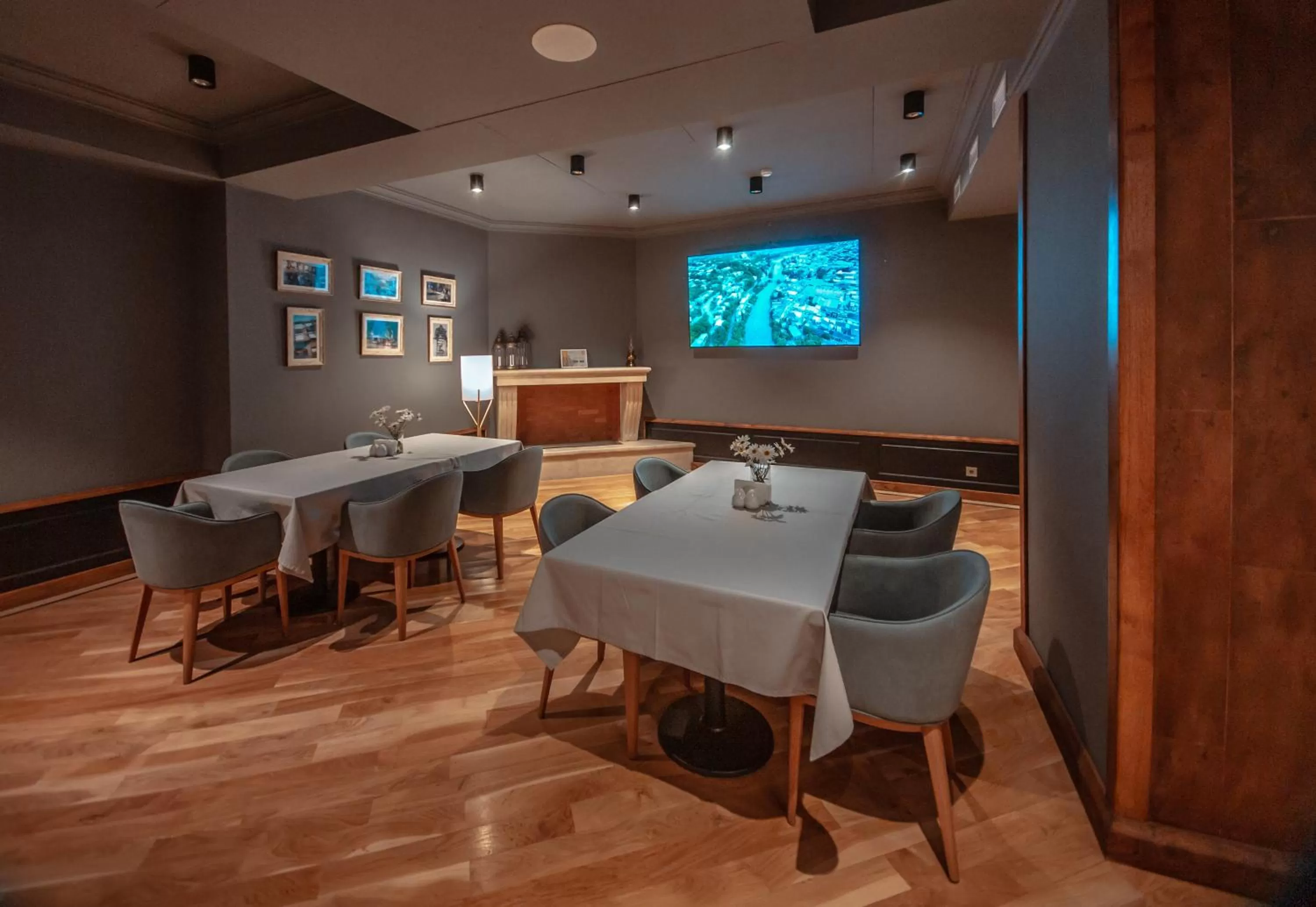 Restaurant/places to eat in Grand Opera Hotel