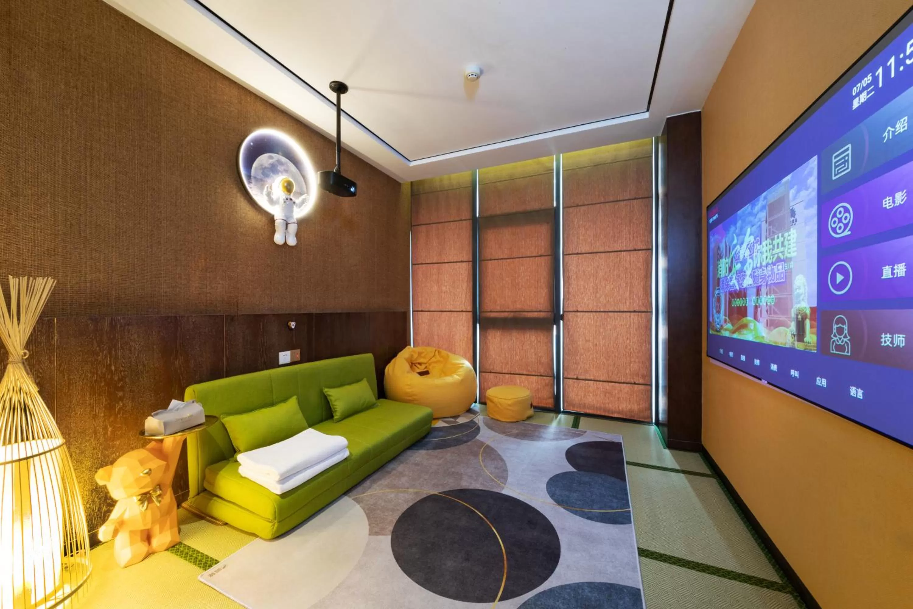 Evening entertainment in Zhuhai Palm Spring Hotel