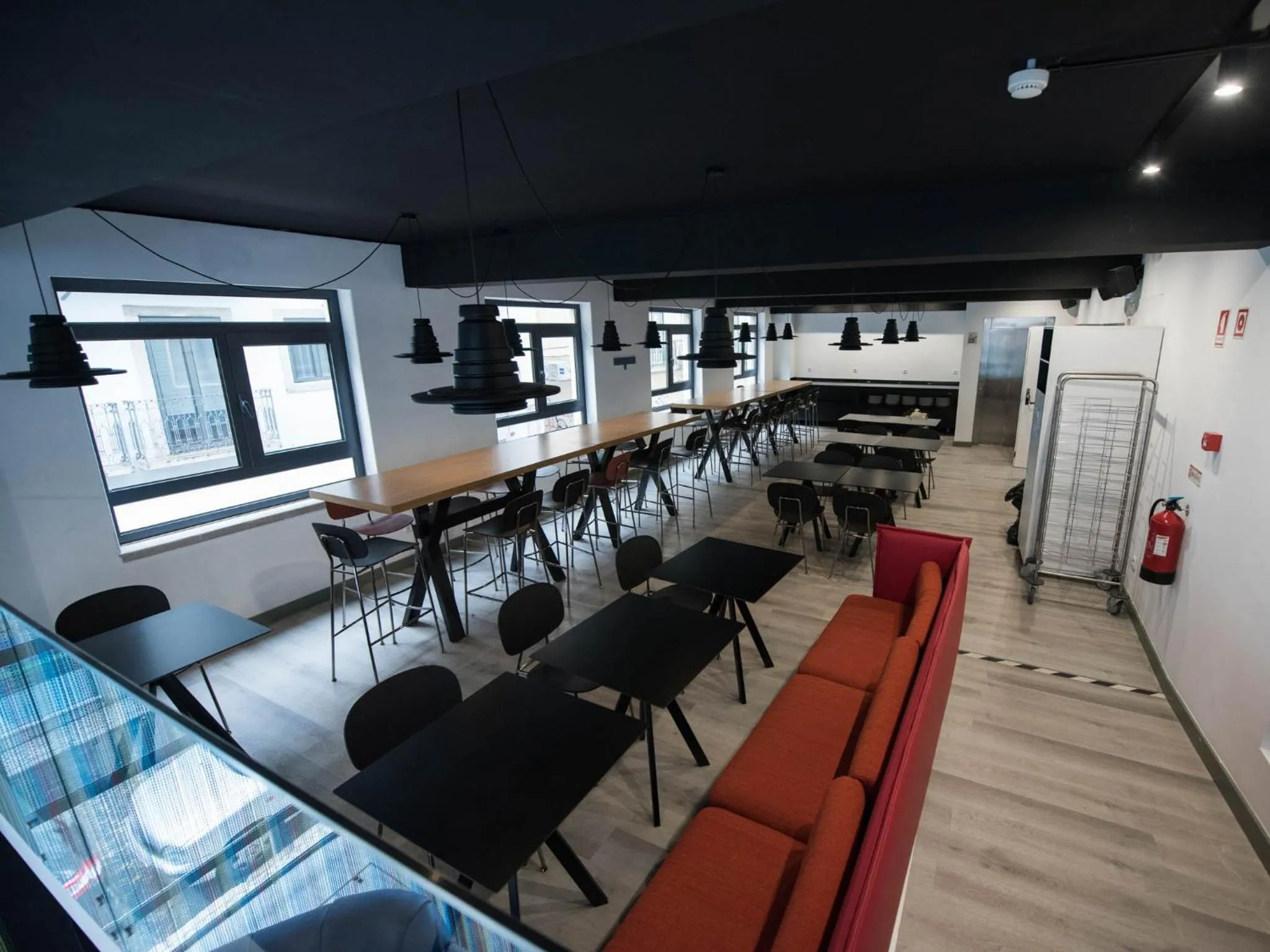 Dining area in room00 Lisboa Hostel