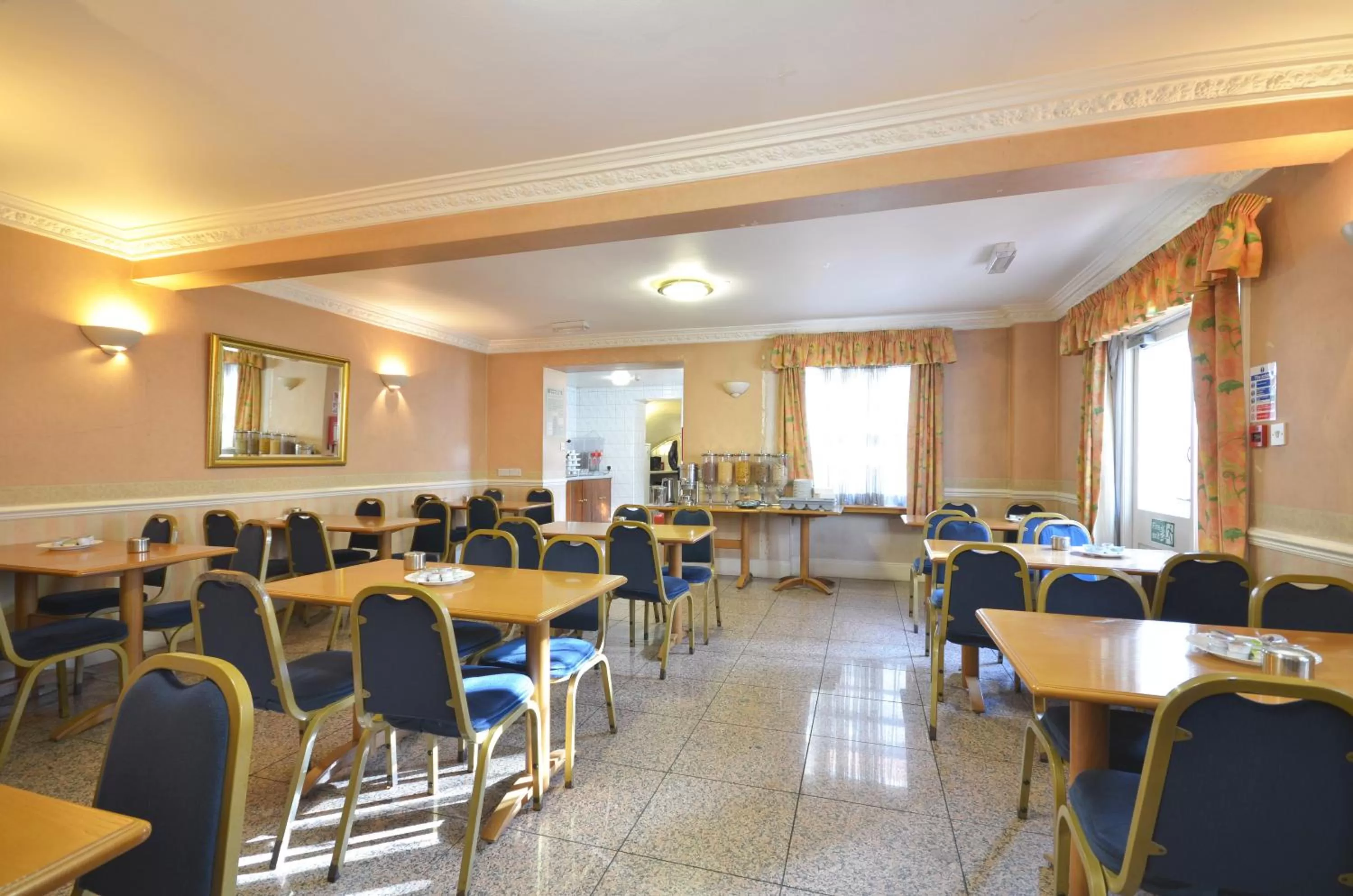 Restaurant/places to eat in White House Hotel