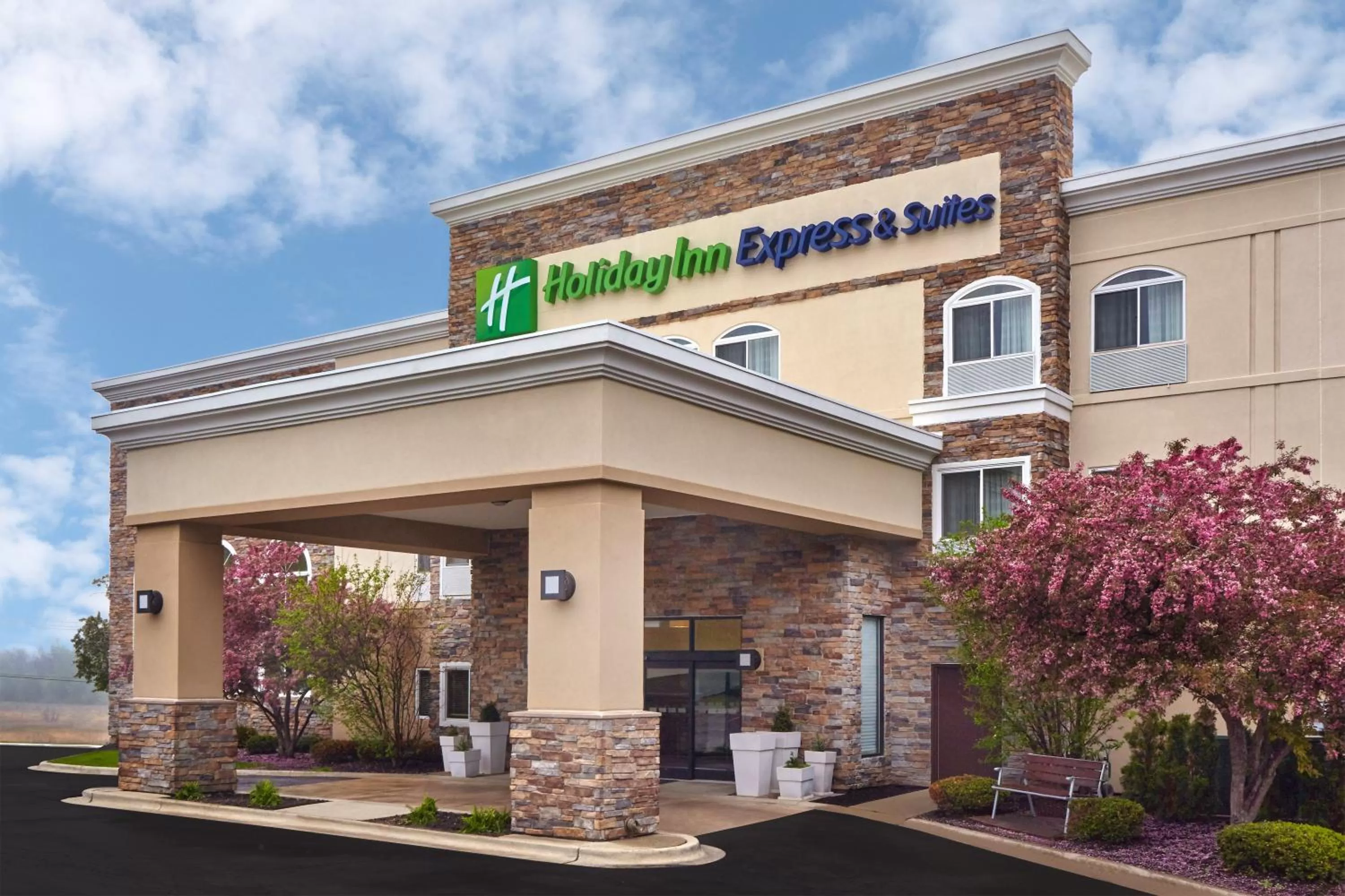 Property building in Holiday Inn Express & Suites Chicago-Libertyville by IHG