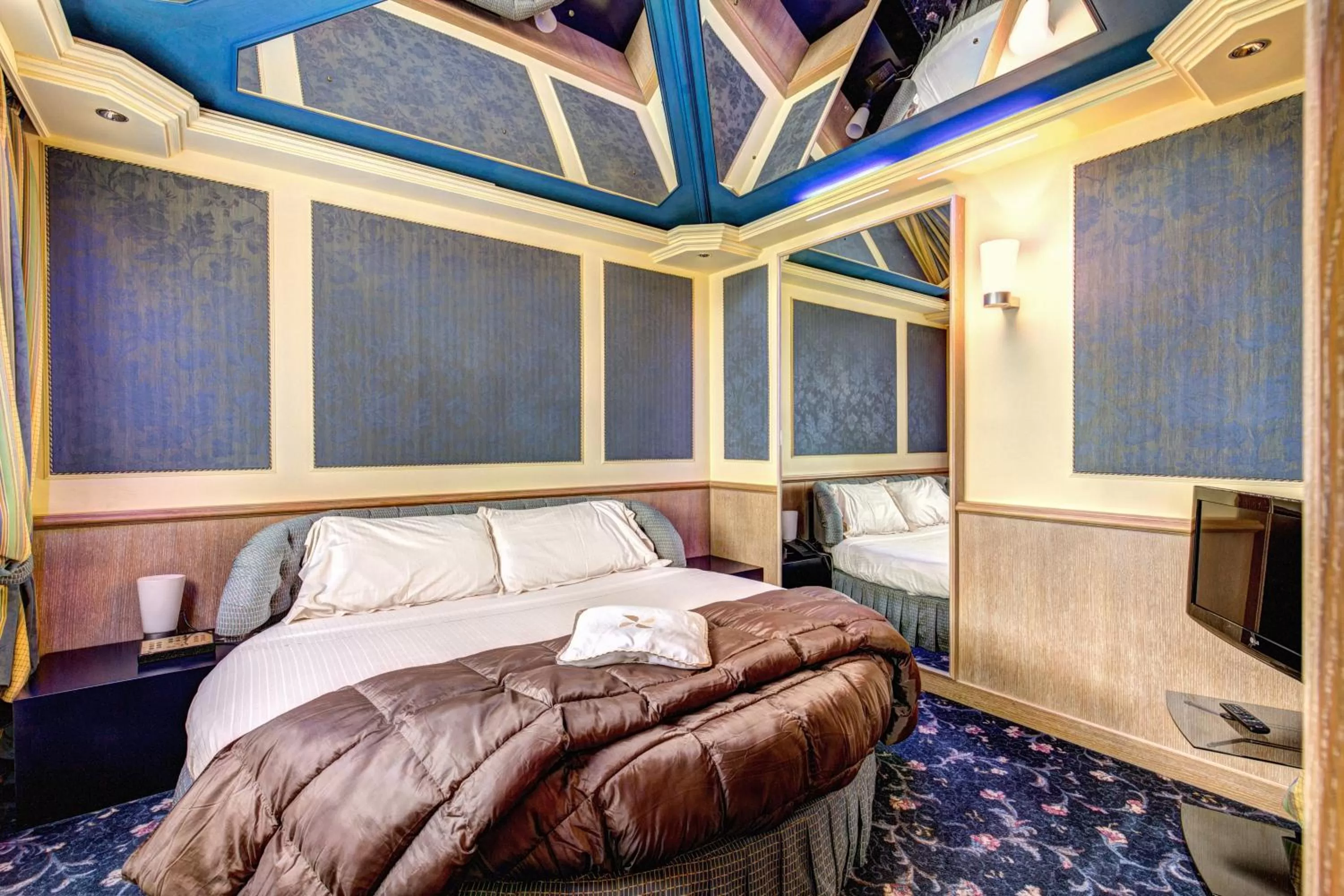 Bedroom, Bed in Hotel Motel Regal