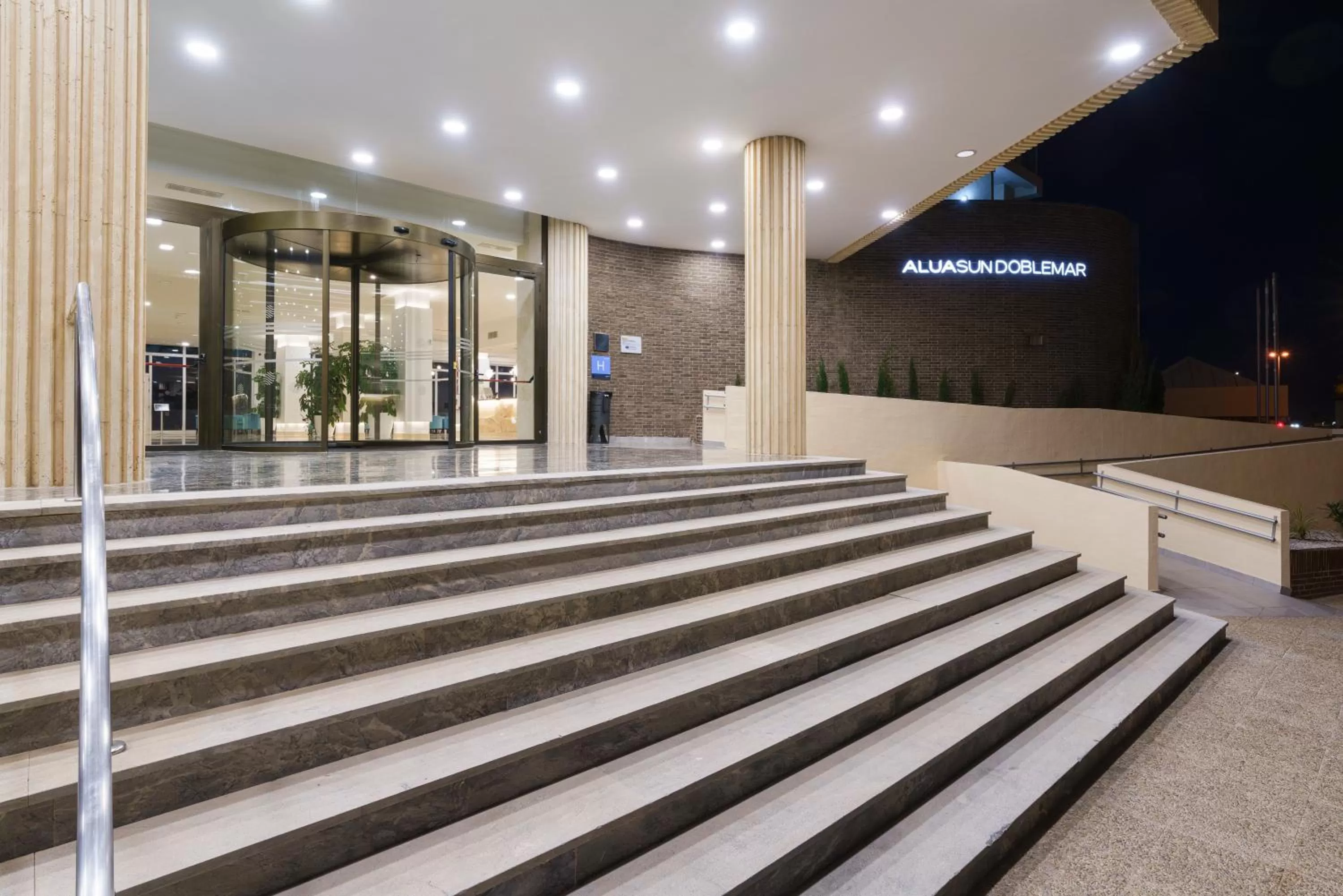 Facade/entrance in AluaSun Doblemar