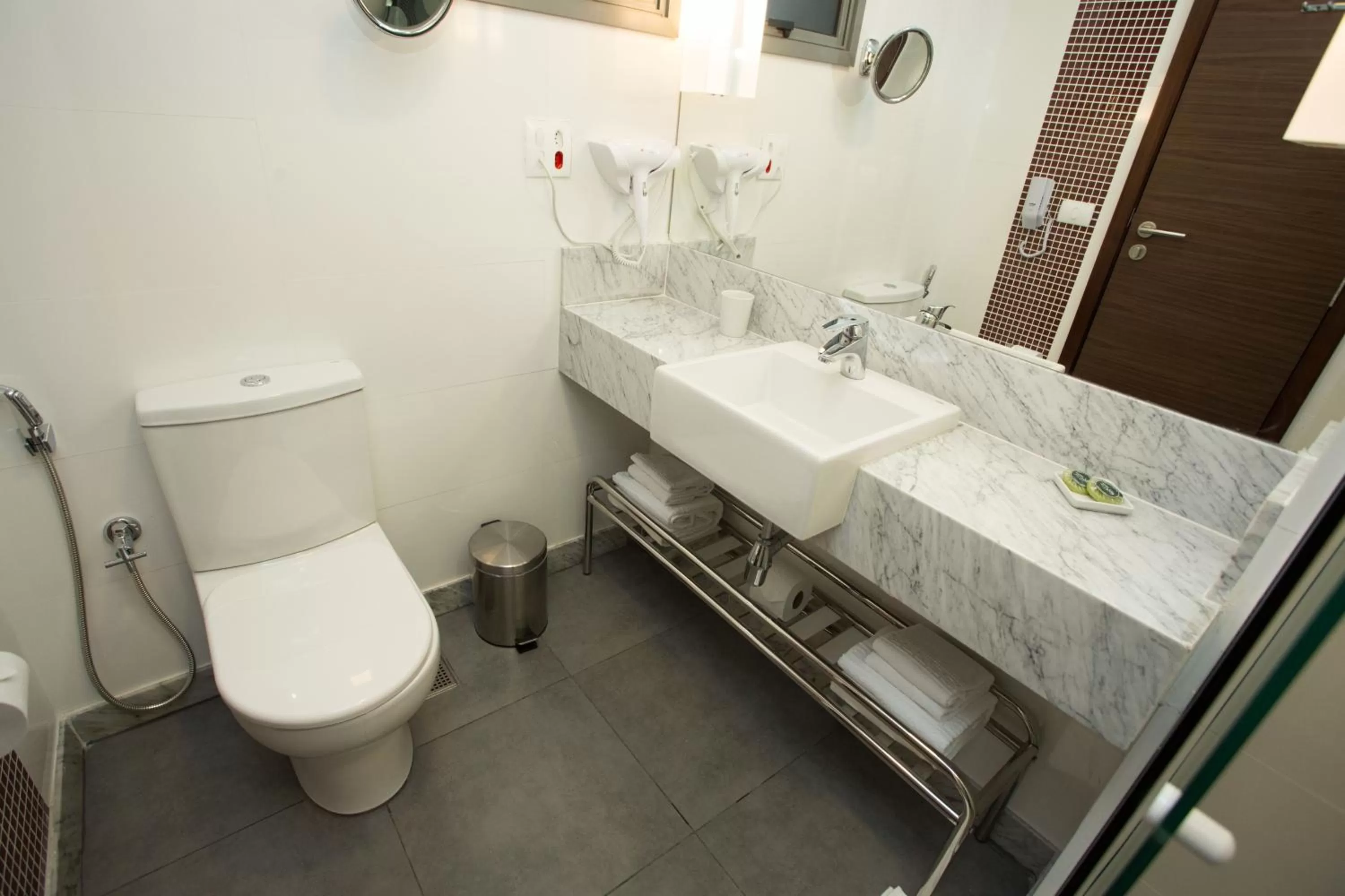 Shower in Royal Regency Palace Hotel