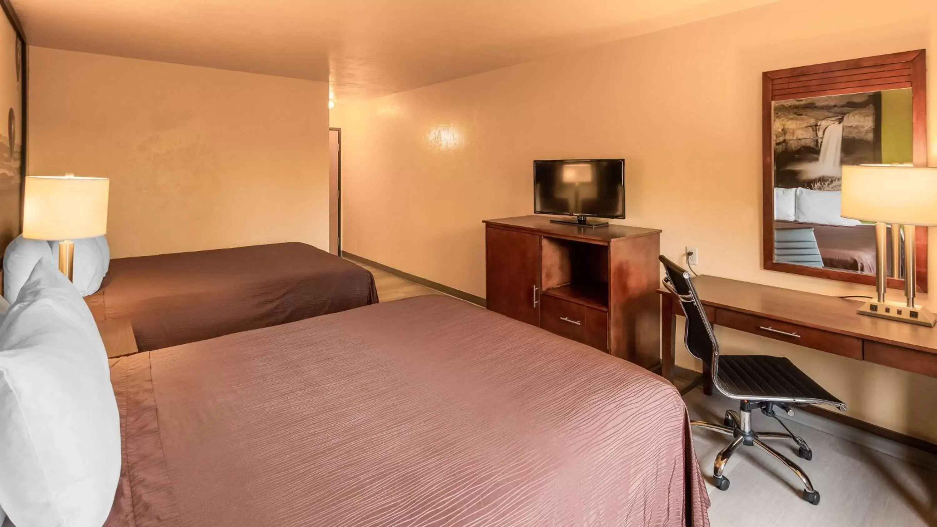 Queen Room with Two Queen Beds in SureStay Hotel by Best Western Ellensburg Queen Room with Two Queen Beds in SureStay Hotel by Best Western Ellensburg