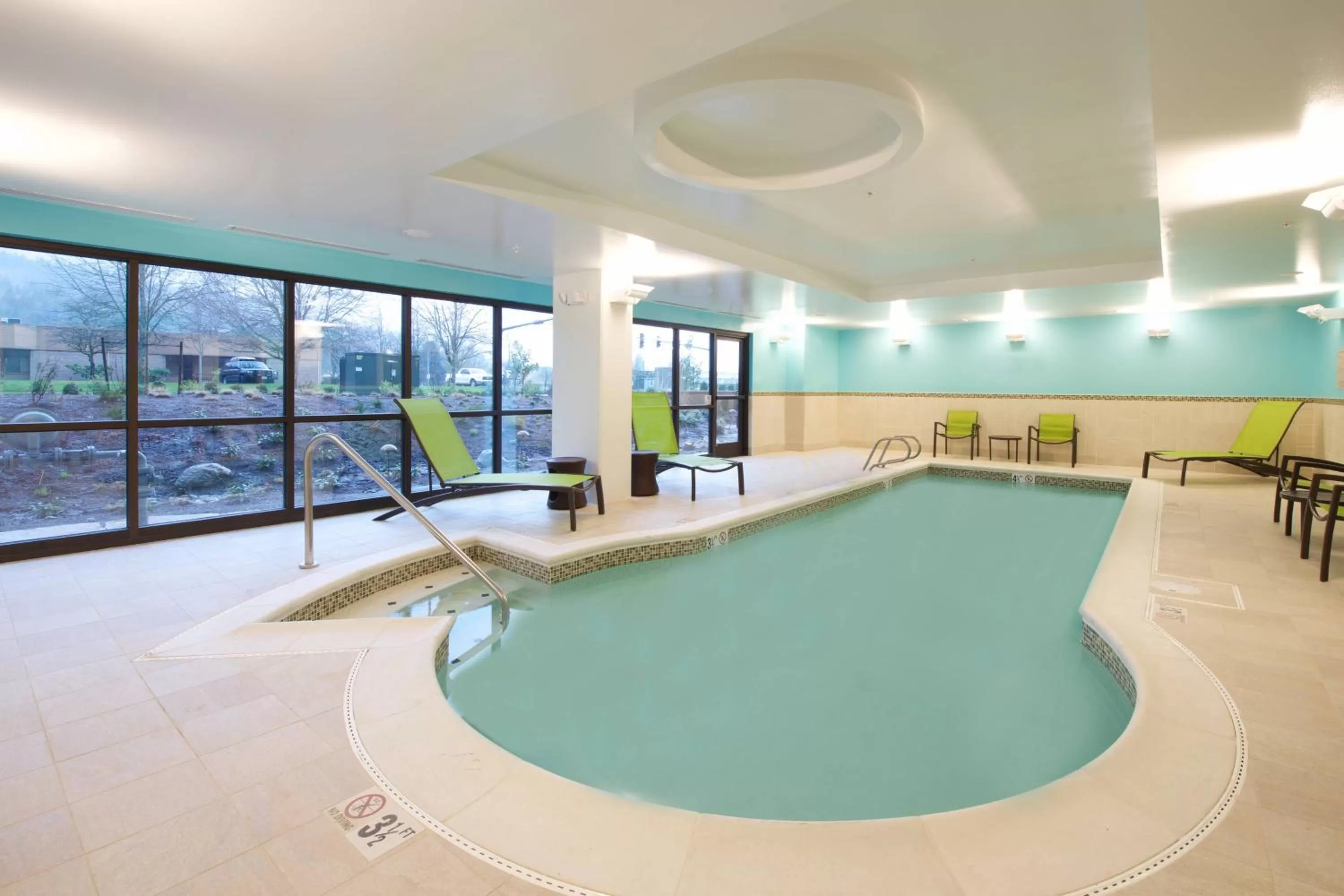 Swimming pool in SpringHill Suites by Marriott Seattle Issaquah