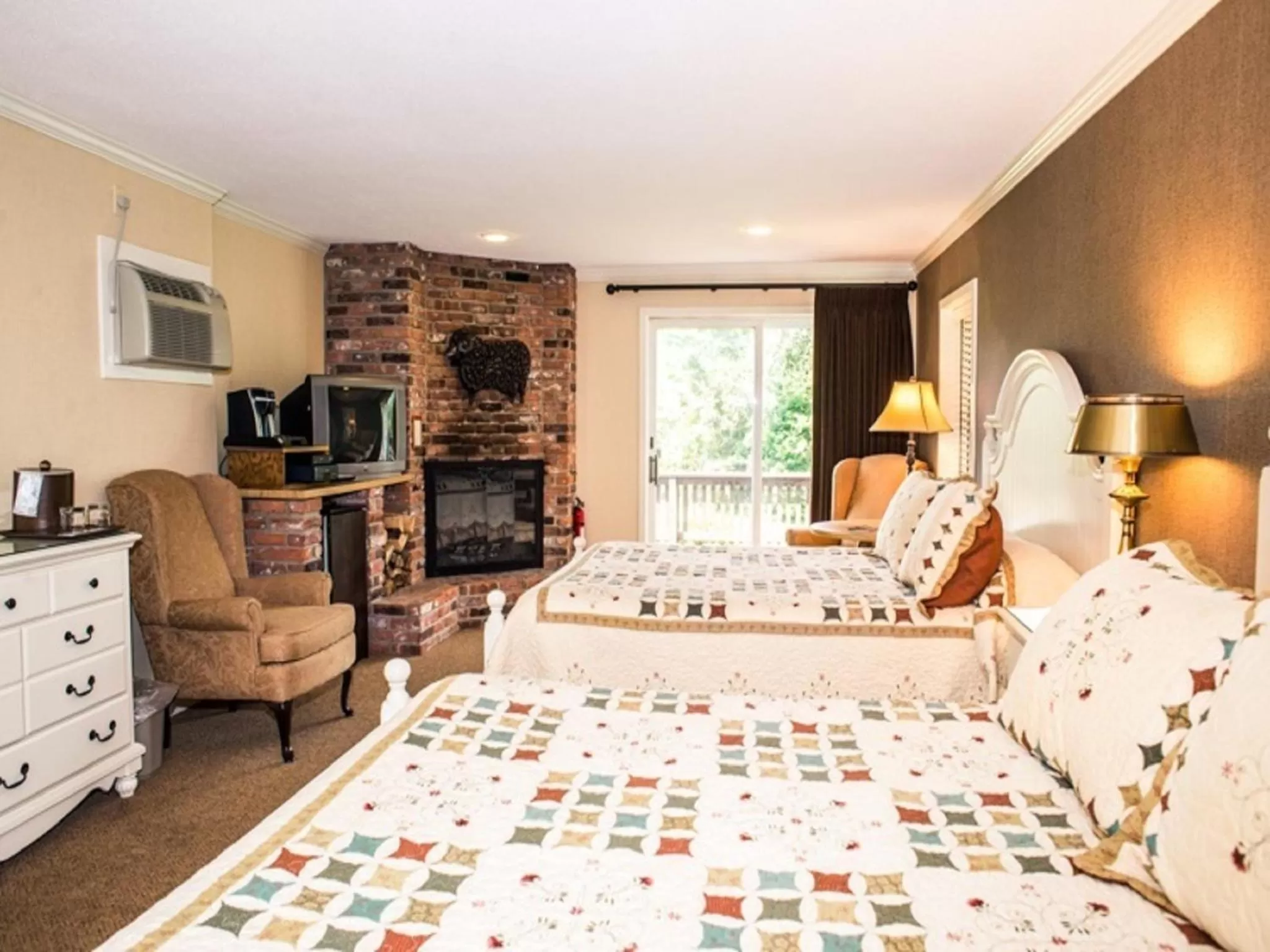 Photo of the whole room, Bed in Manchester View