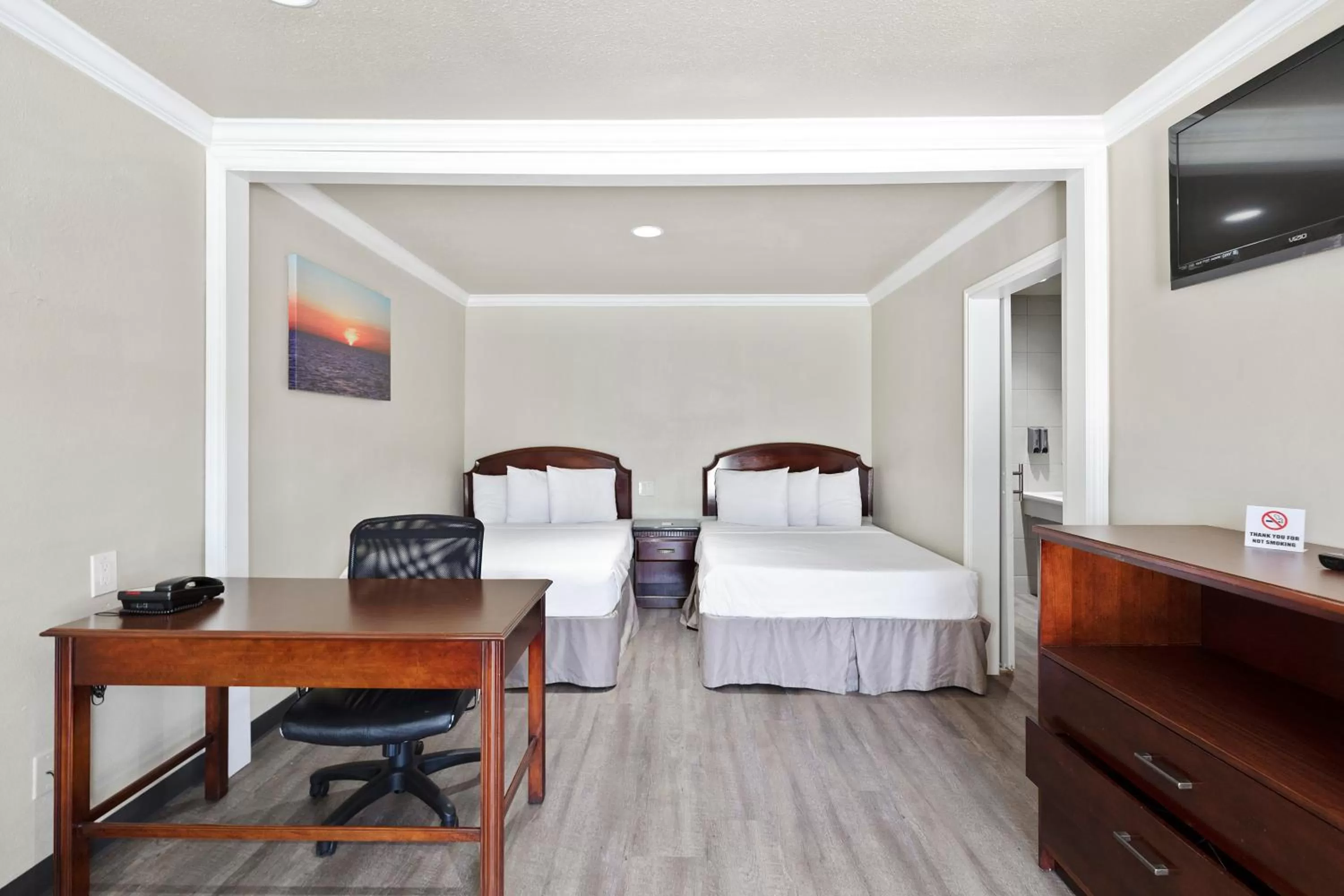 Bed in Le Blanc Inn & Suites