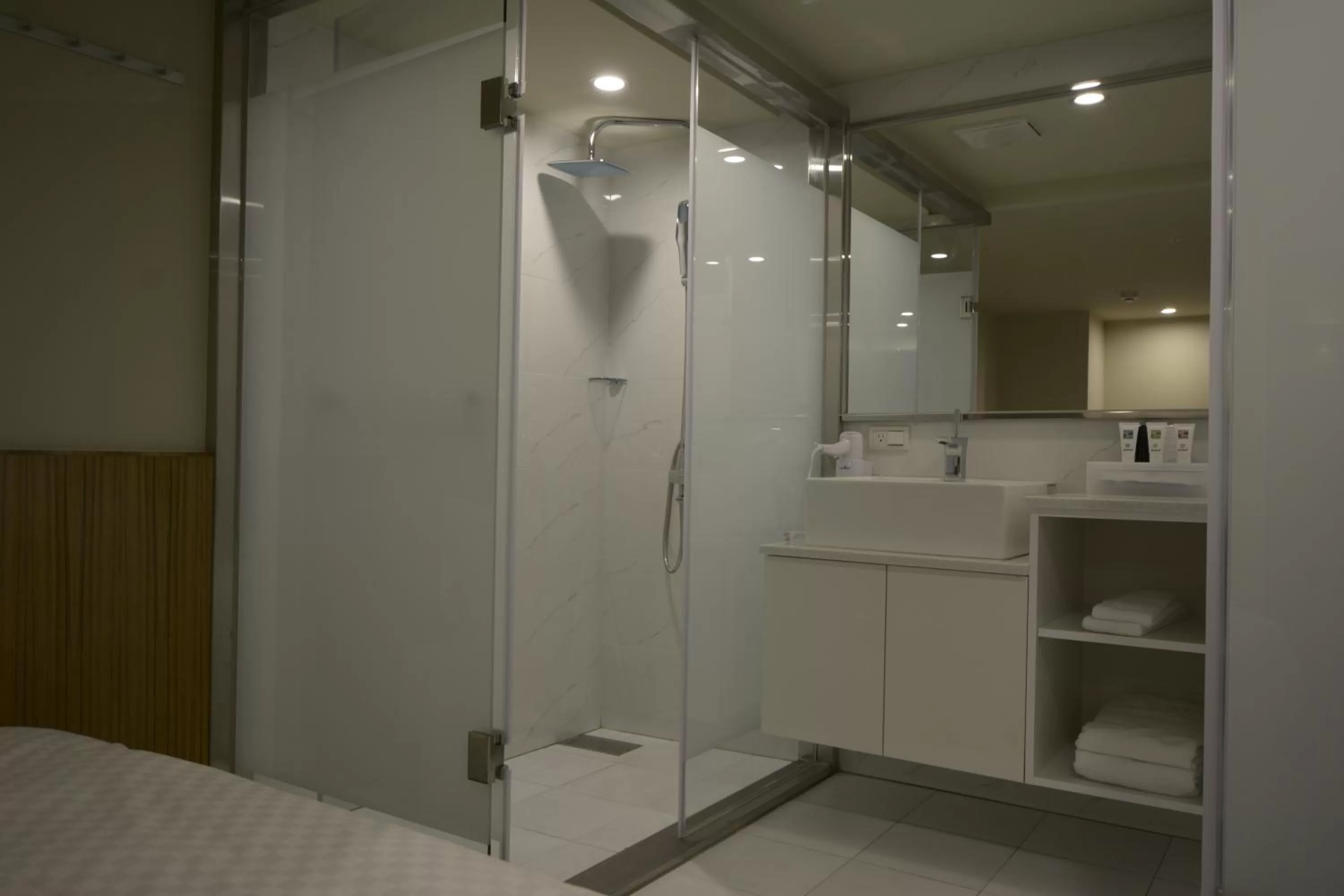 Shower in Smile Inn - Taipei Main Station