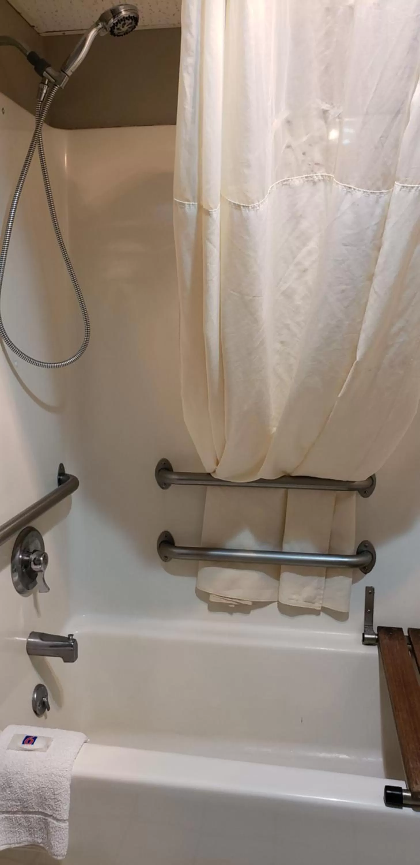 Bathroom in Motel 6-Kewanee, IL