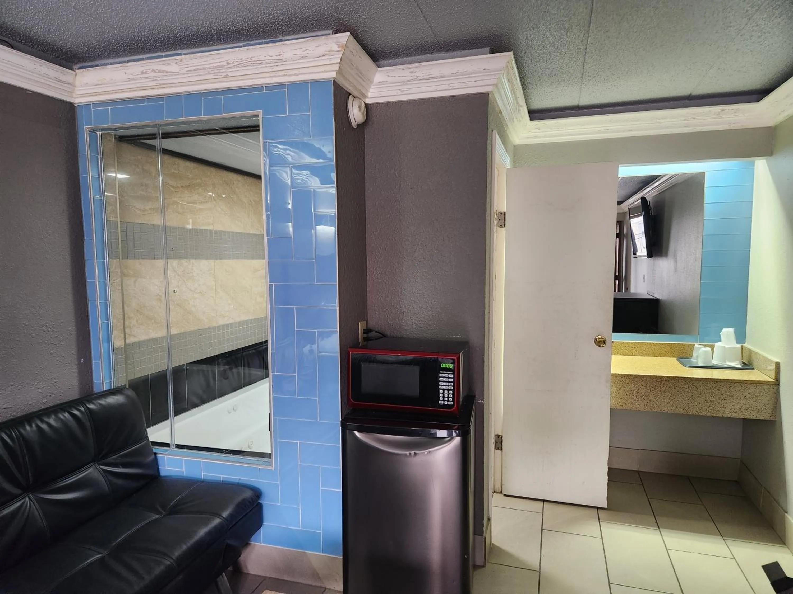 Hot Tub in Americas Best Value Inn and Suites Little Rock