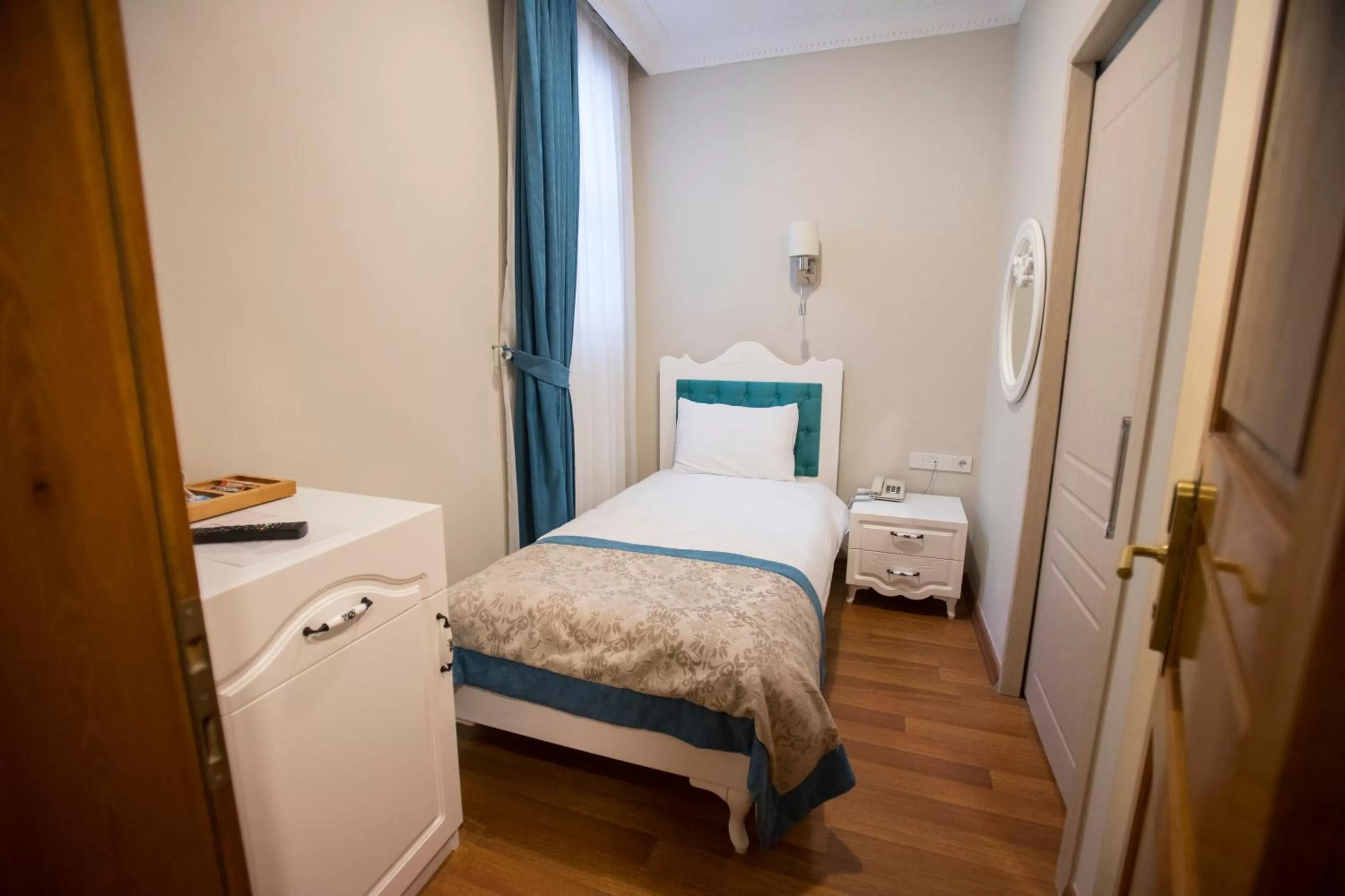 Photo of the whole room, Bed in The Void Hotel