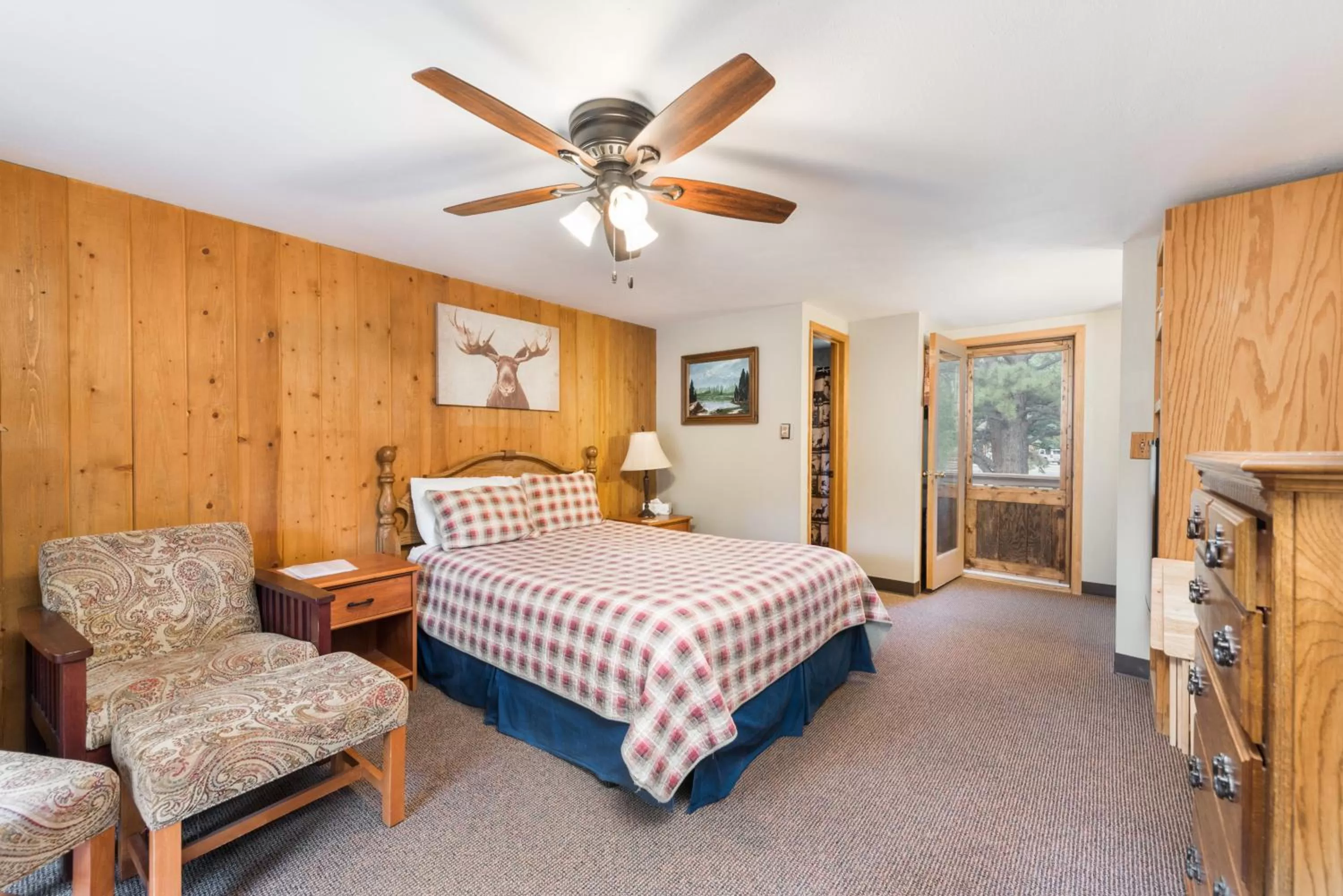 Bed in 4 Seasons Inn on Fall River