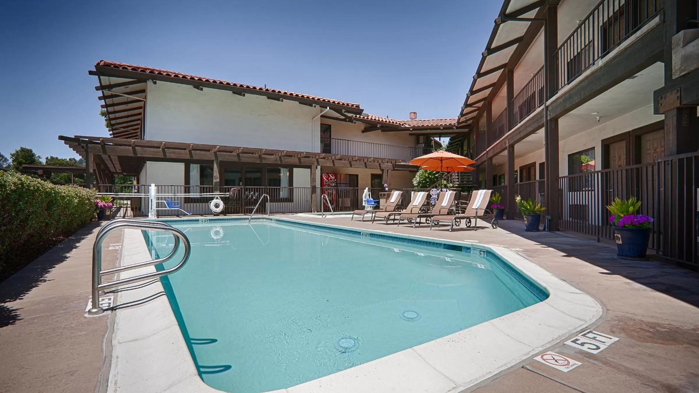 Swimming pool in Best Western Plus Inn Scotts Valley