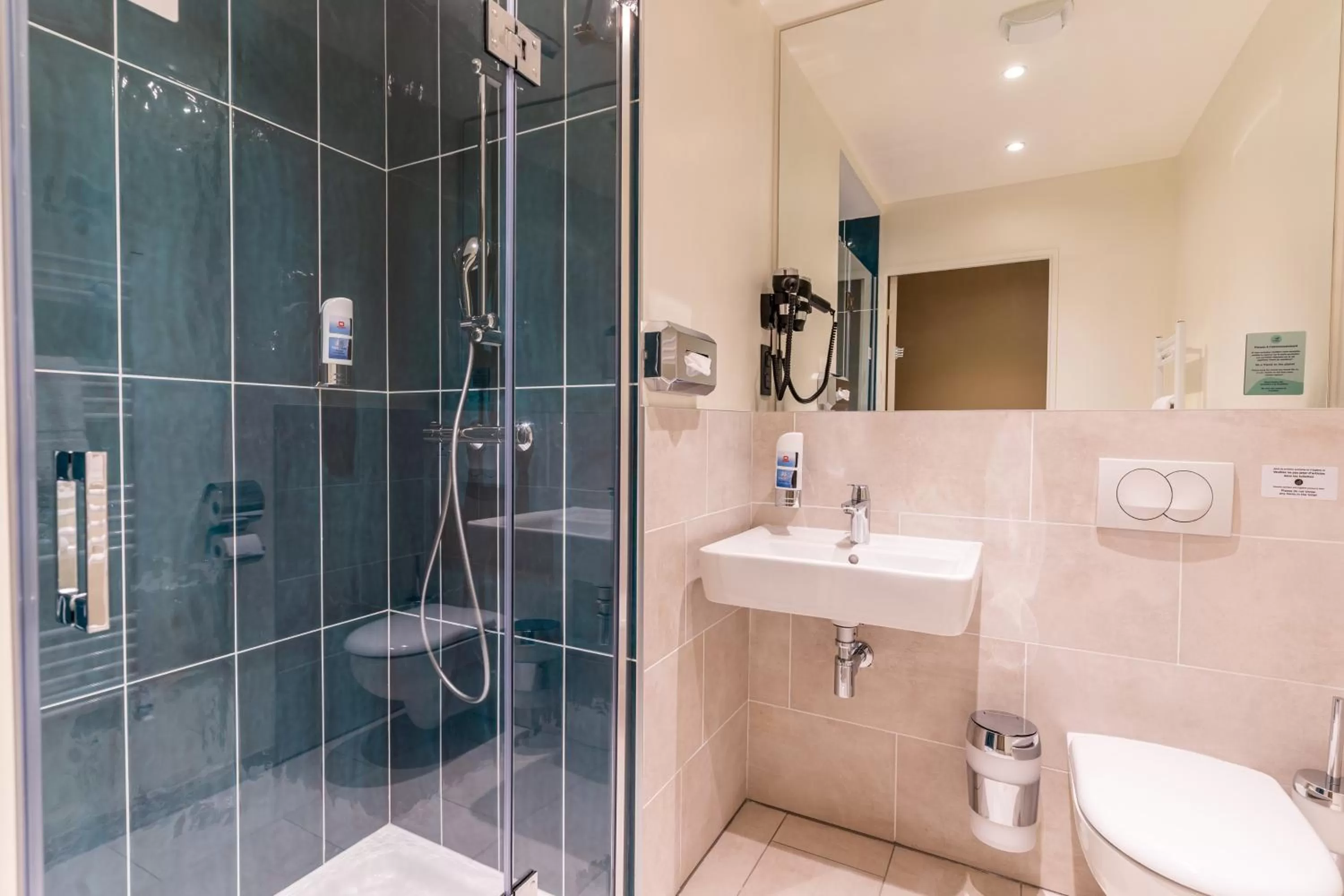 Bathroom in MEININGER Marseille Centre la Joliette