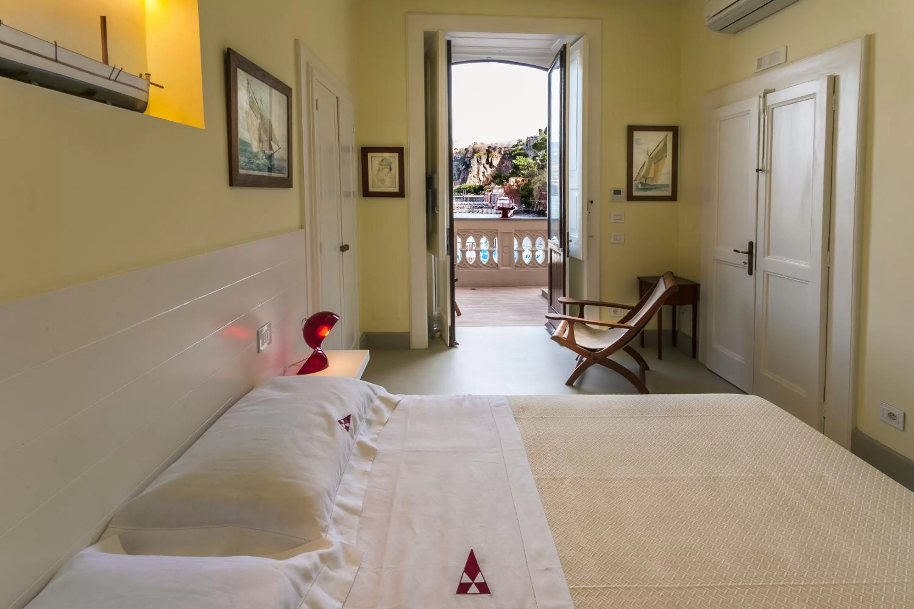 Photo of the whole room, Bed in Yacht Club Capo Cervo Suites B&B