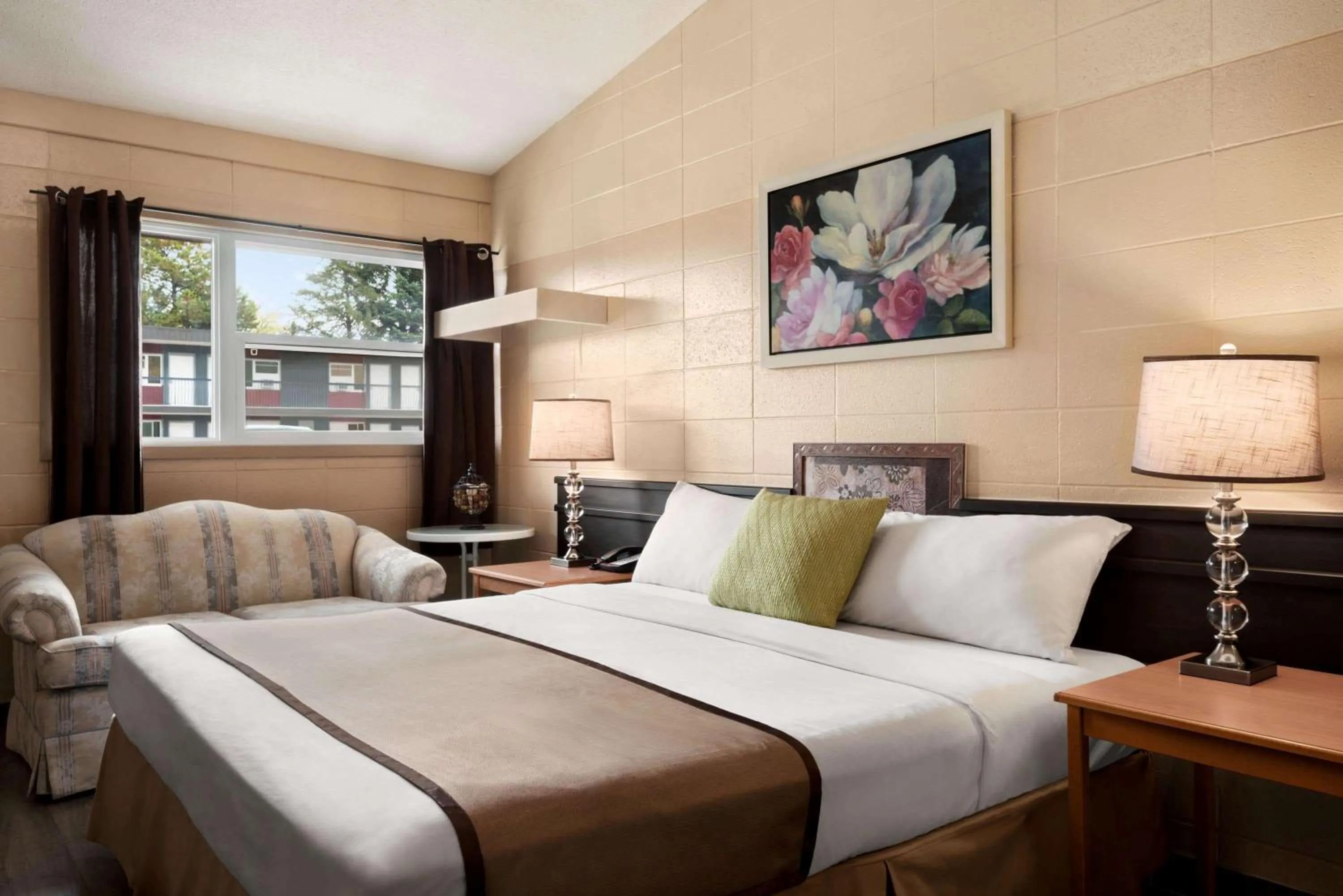 Photo of the whole room, Bed in Thriftlodge Edmonton