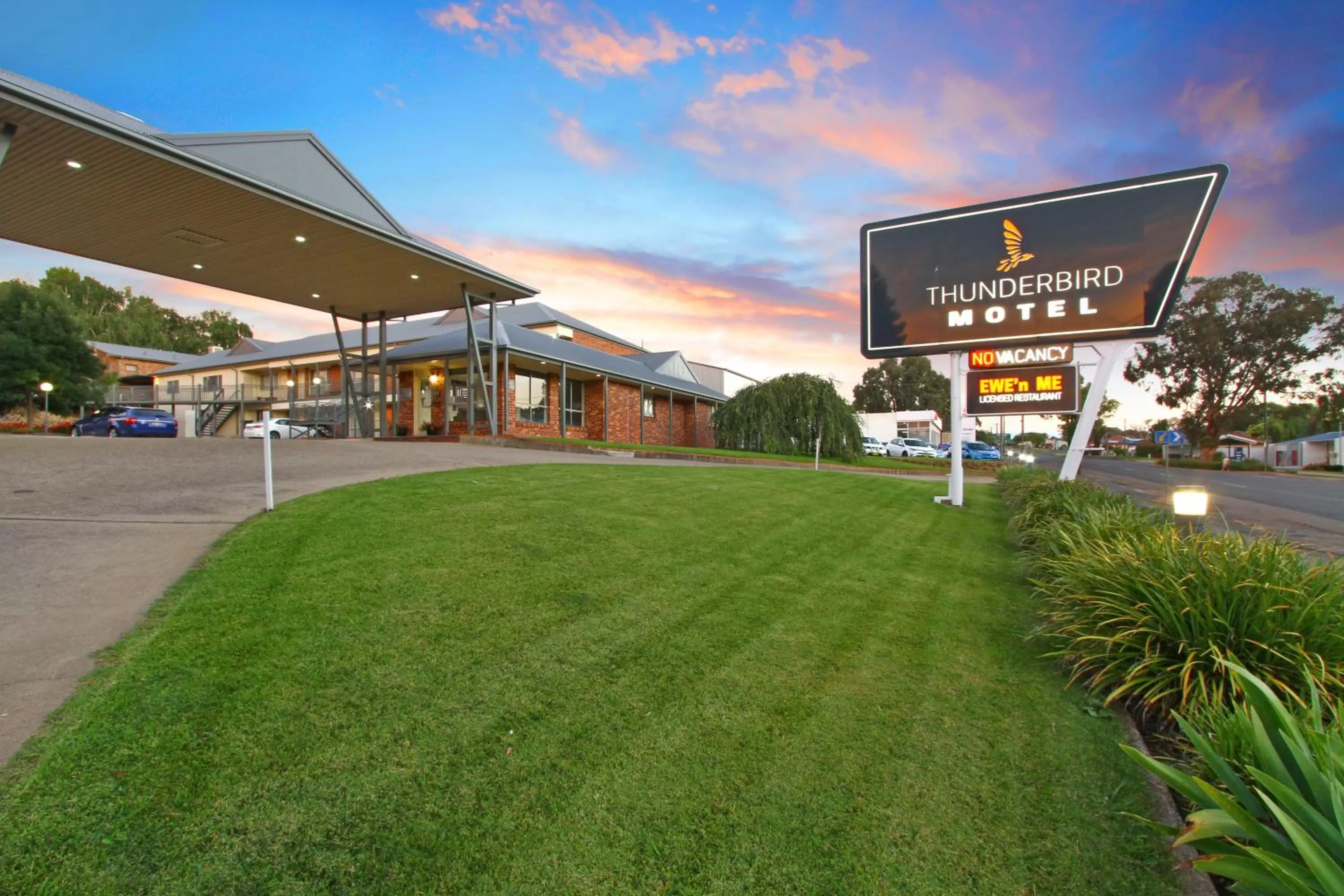 Property building in Thunderbird Motel Yass