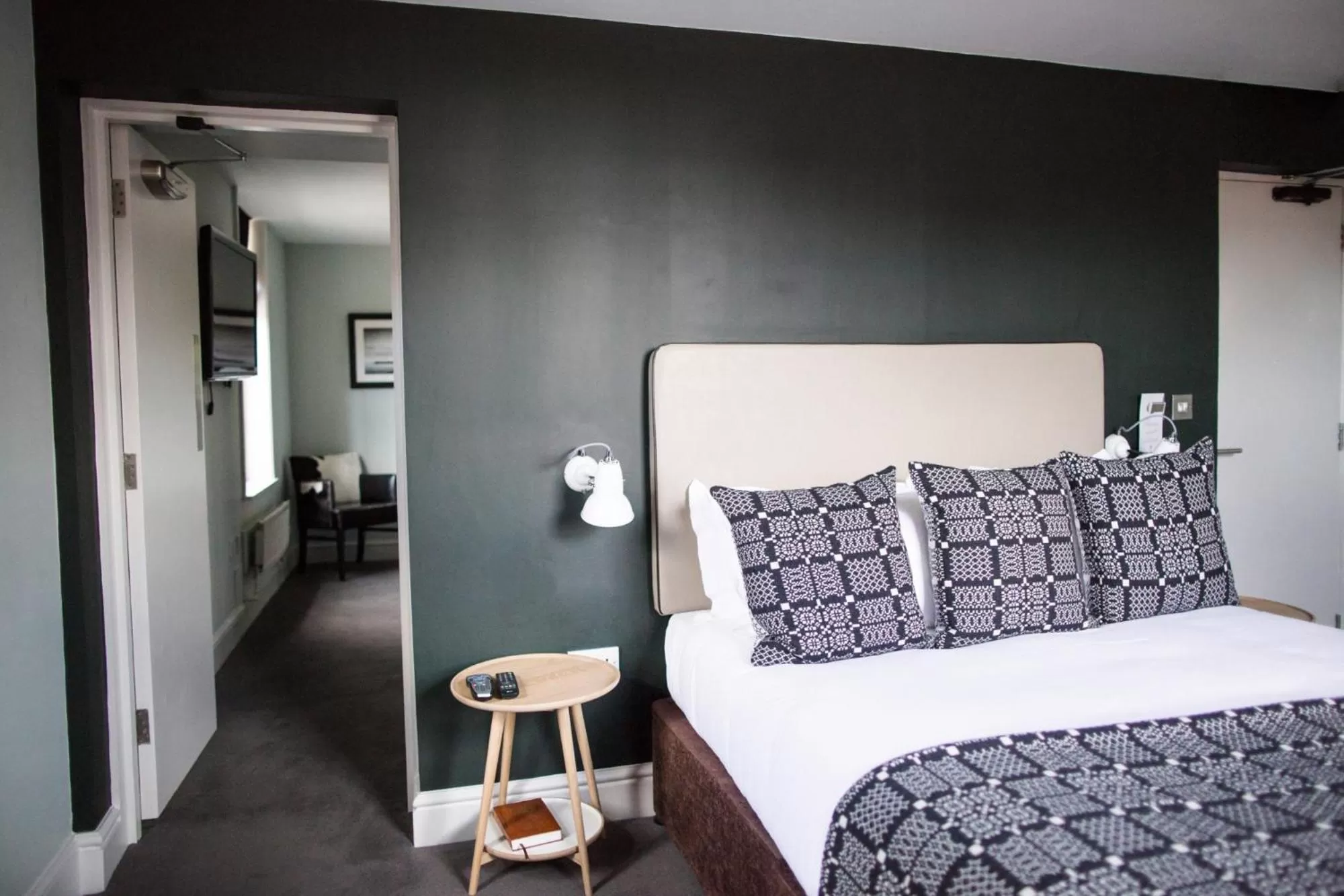 Bedroom, Bed in The Globe