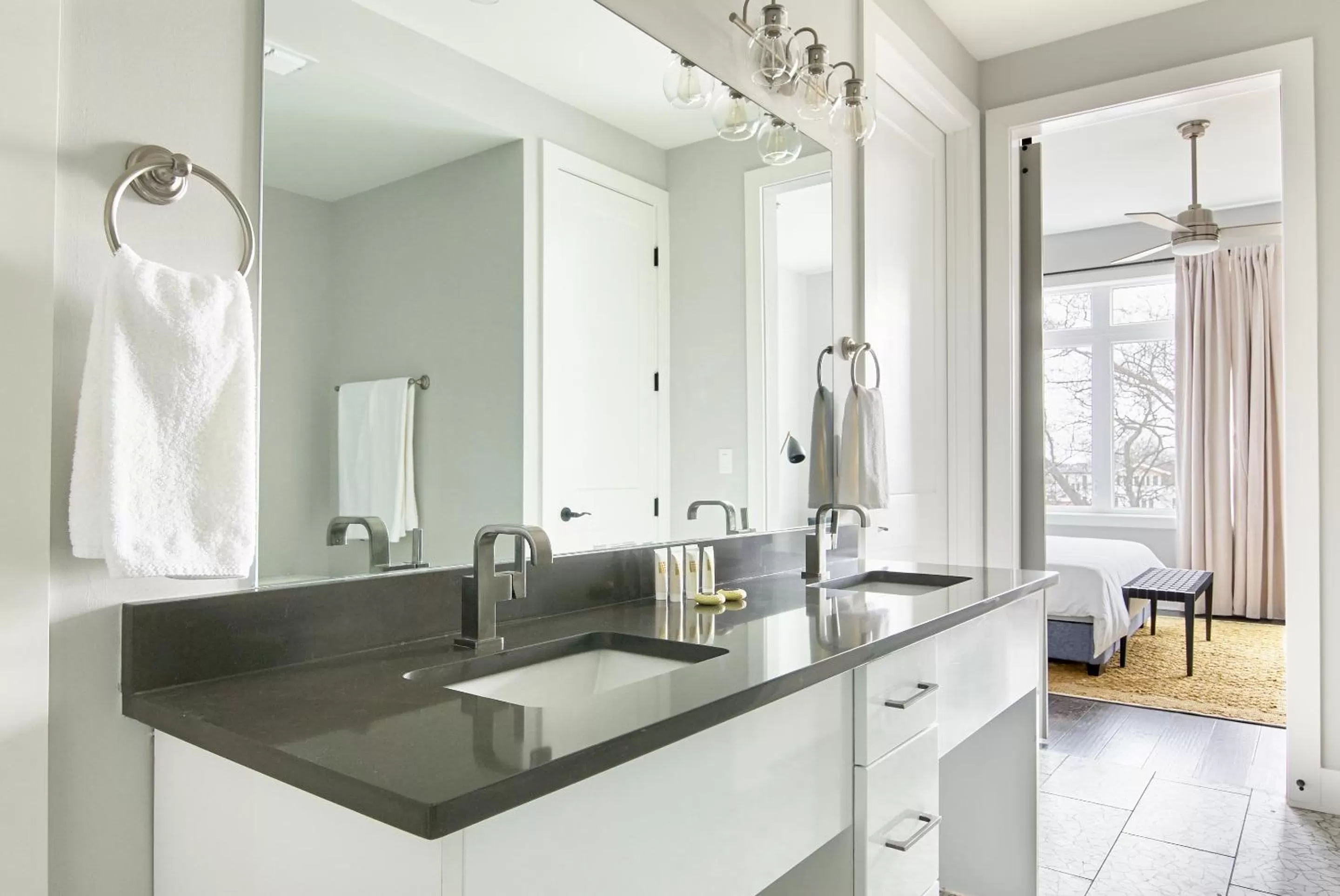 Living room, Kitchen/Kitchenette in Sonder The Retreat