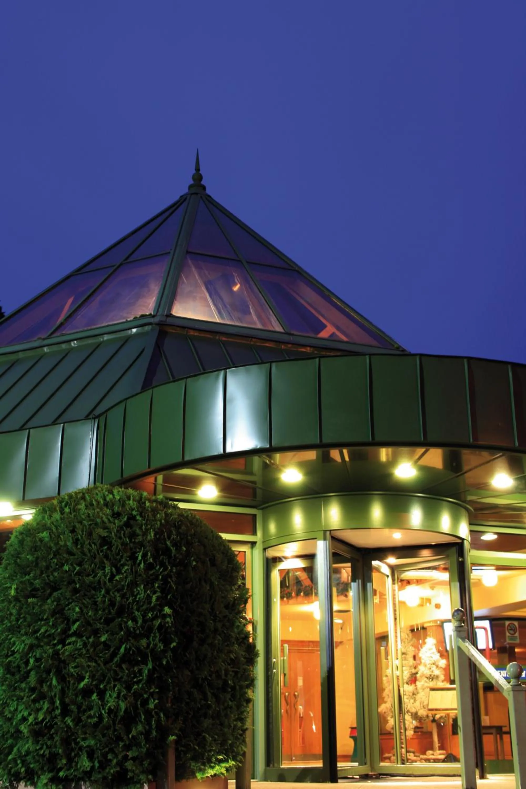 Facade/entrance in Silverbirch Hotel
