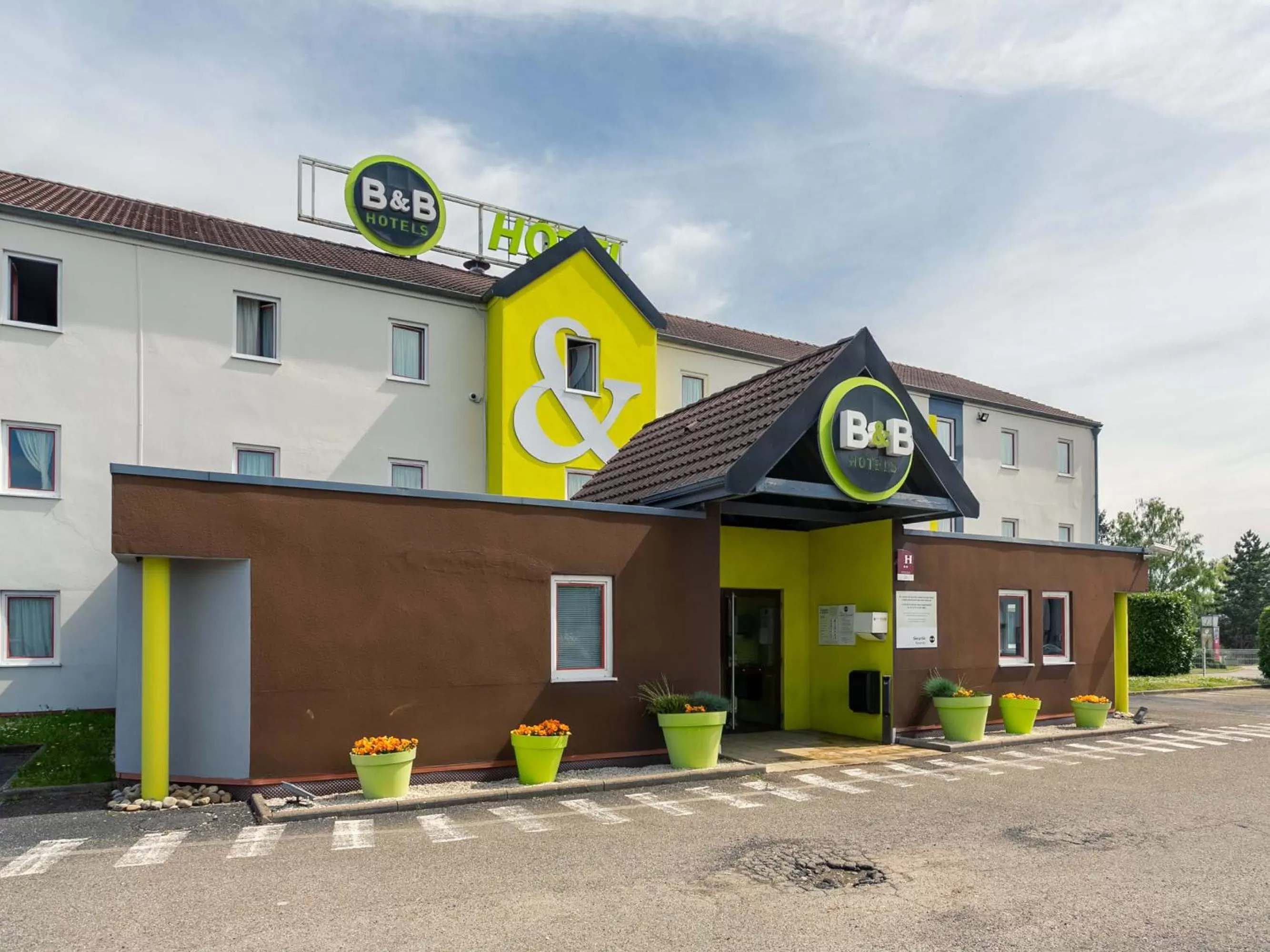 Facade/entrance in B&B HOTEL Strasbourg Nord Artisans