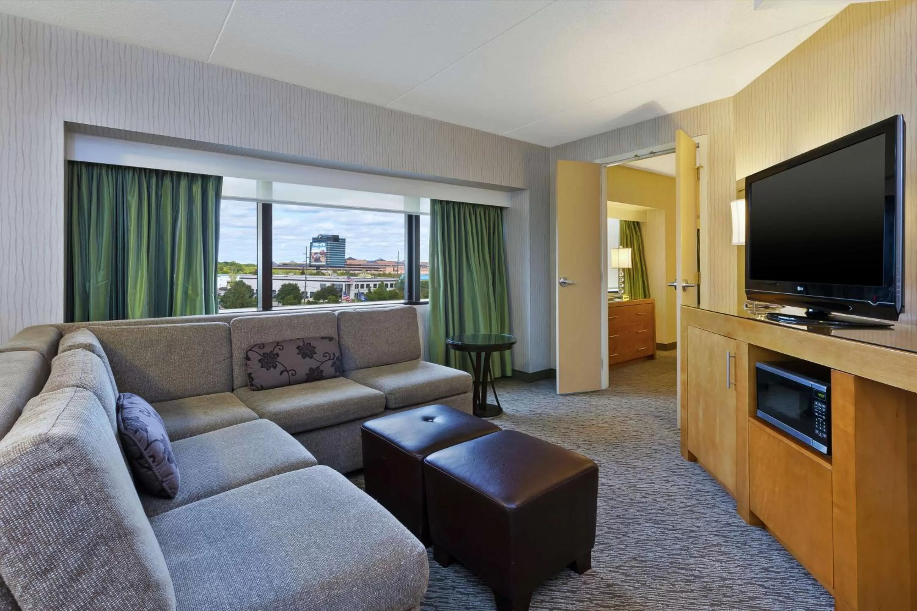 Living room in Hotel Auburn Hills