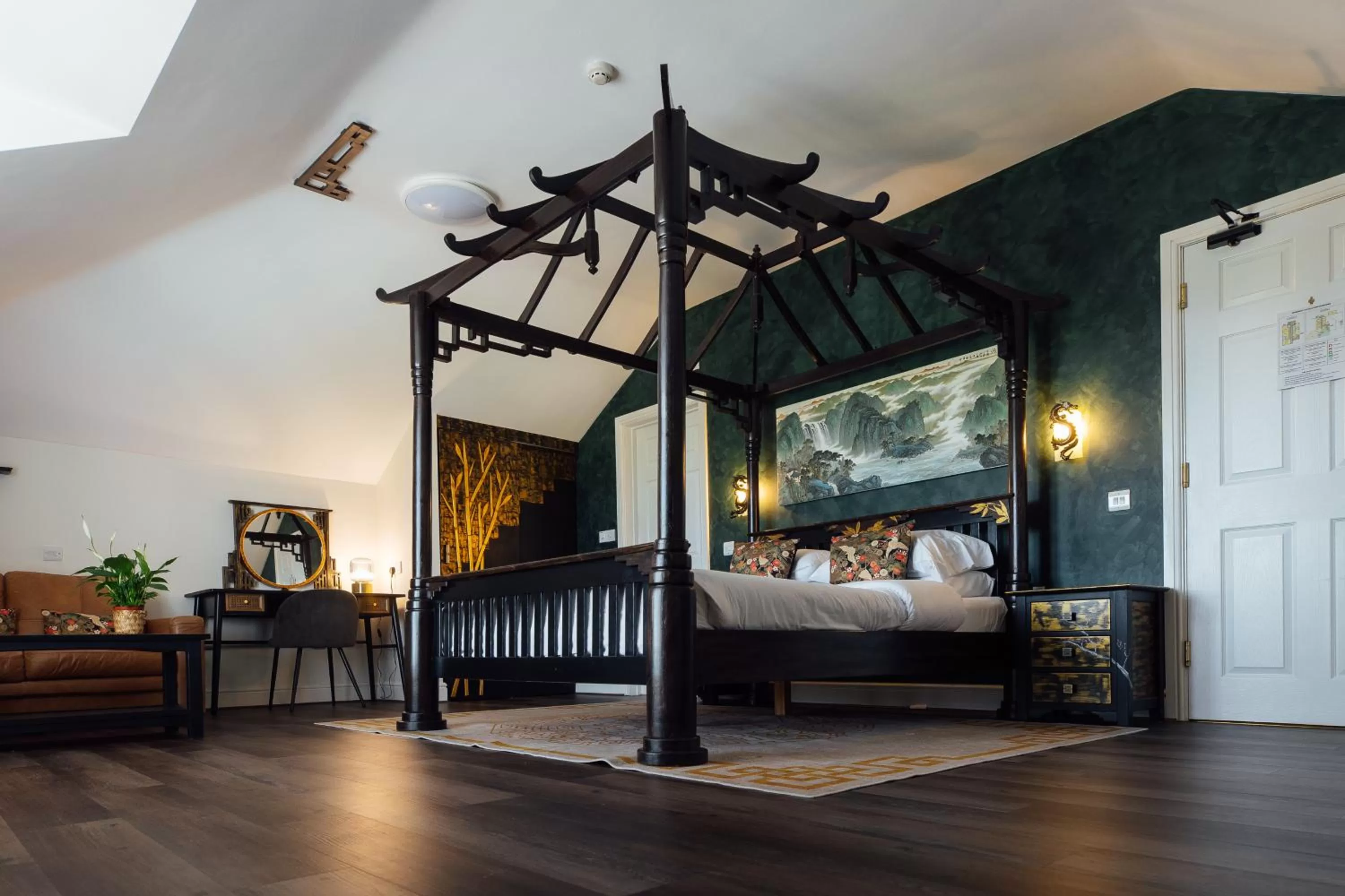 Bed in The Imperial Dragon Hotel