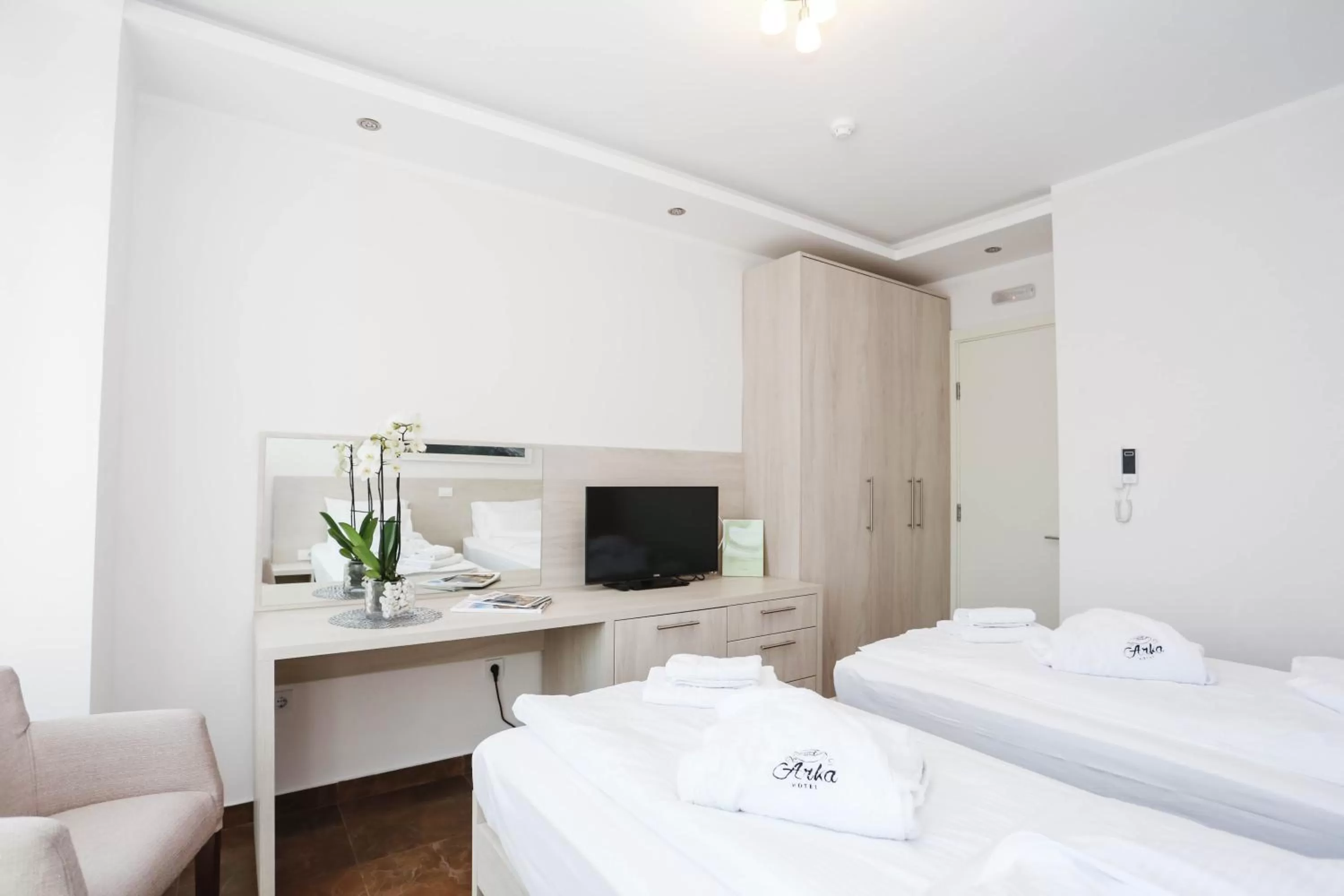 Bedroom, Bed in Arka