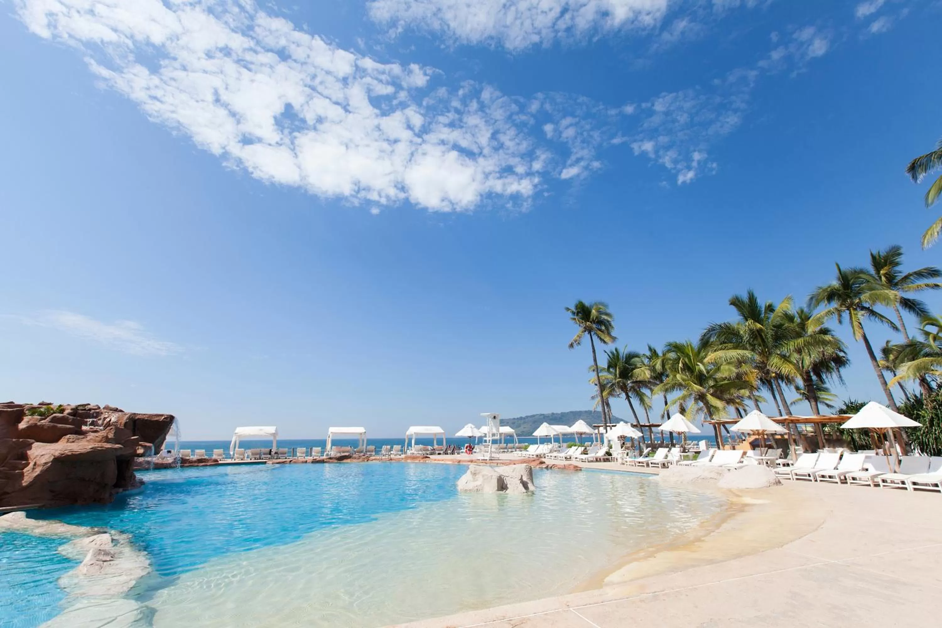 Beach in Costa de Oro Beach Hotel