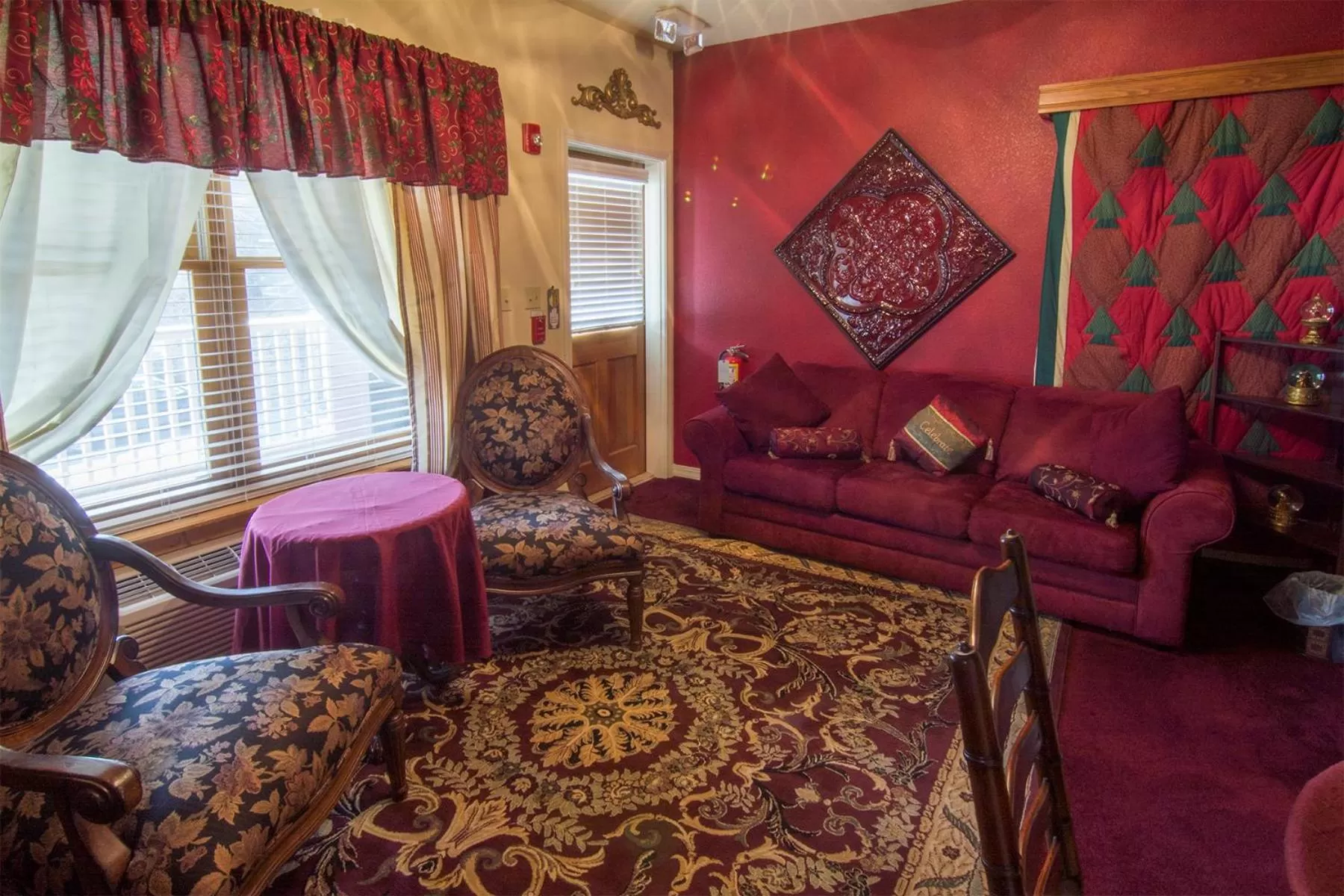 Living room in All Seasons Inn