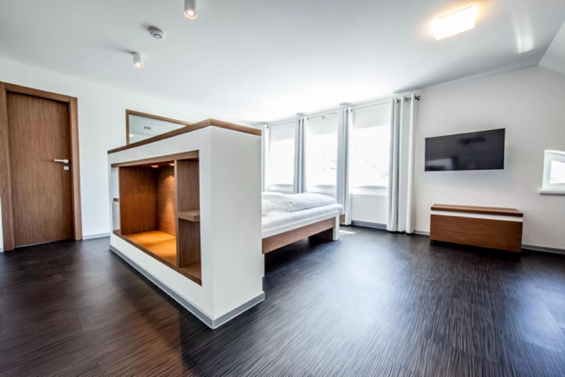 Photo of the whole room, Bed in Achtender