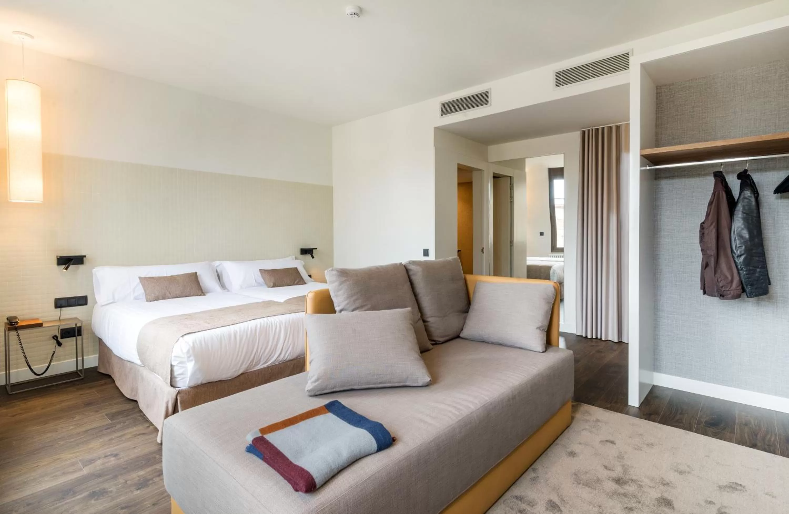 Living room, Bed in Peninsular