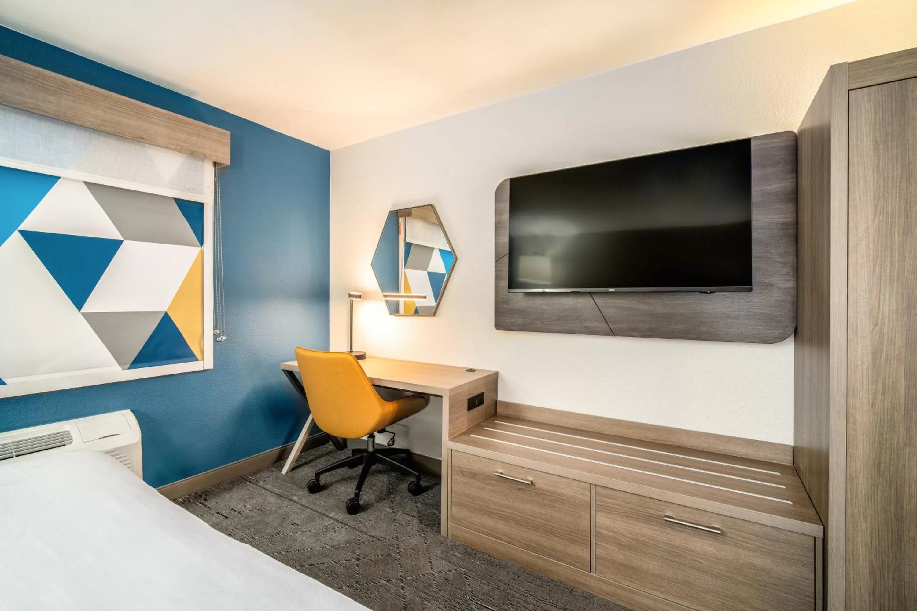 TV and multimedia in Holiday Inn Express & Suites Phoenix - Mesa West by IHG