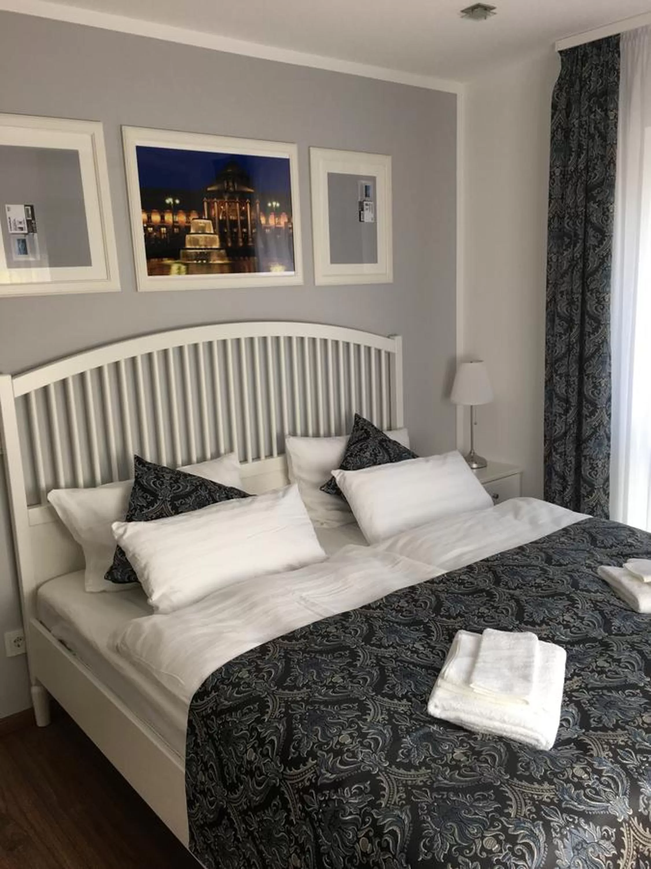 Property building, Bed in Merkel Villa Apartamente