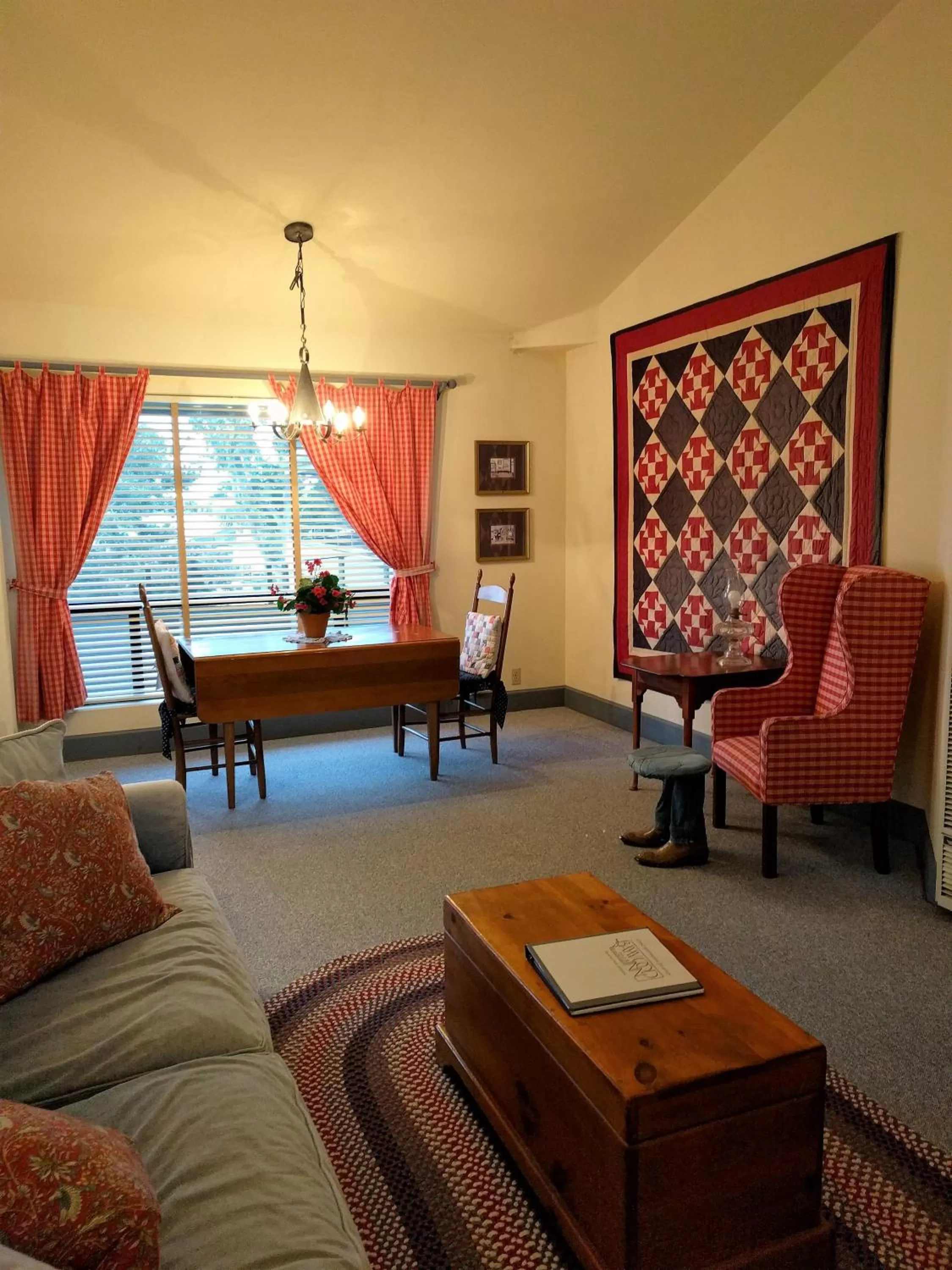 Living room in Baywood Inn Bed & Breakfast