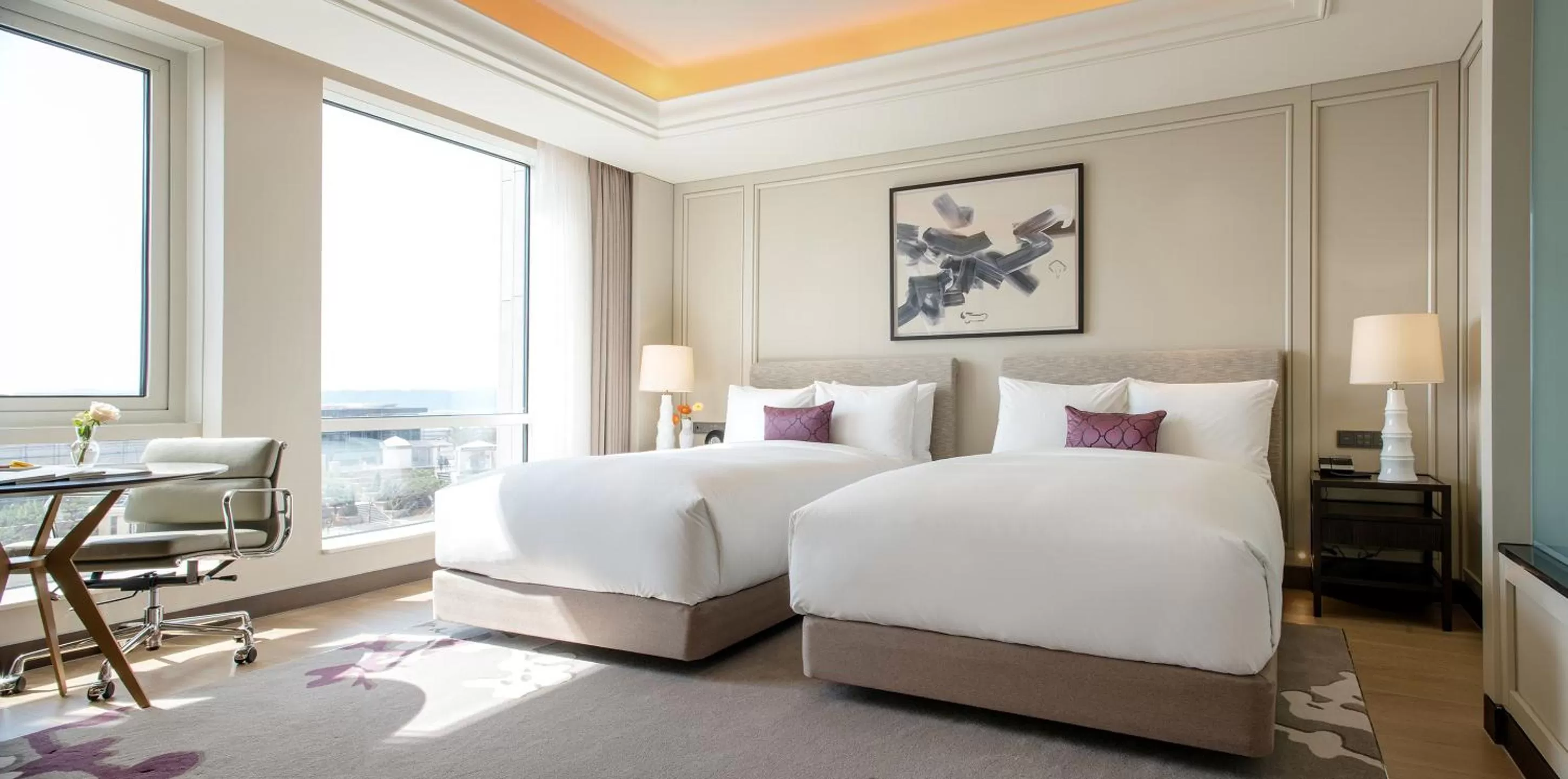 Photo of the whole room, Bed in Paradise City