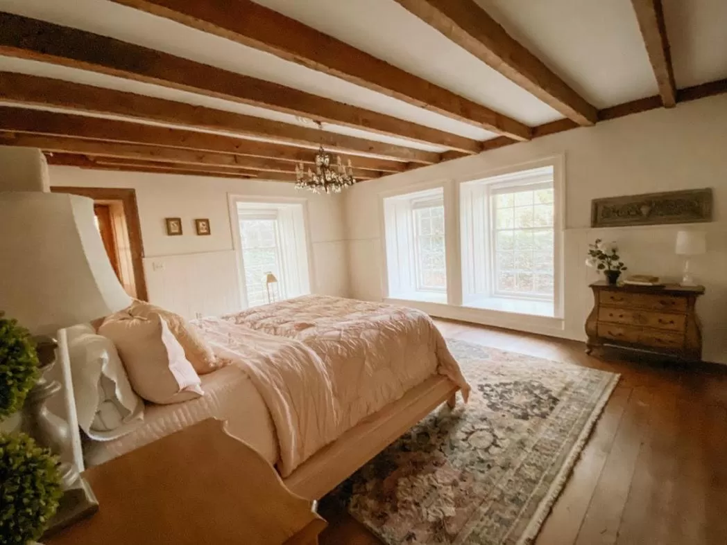 Photo of the whole room, Bed in Mayhurst Estate