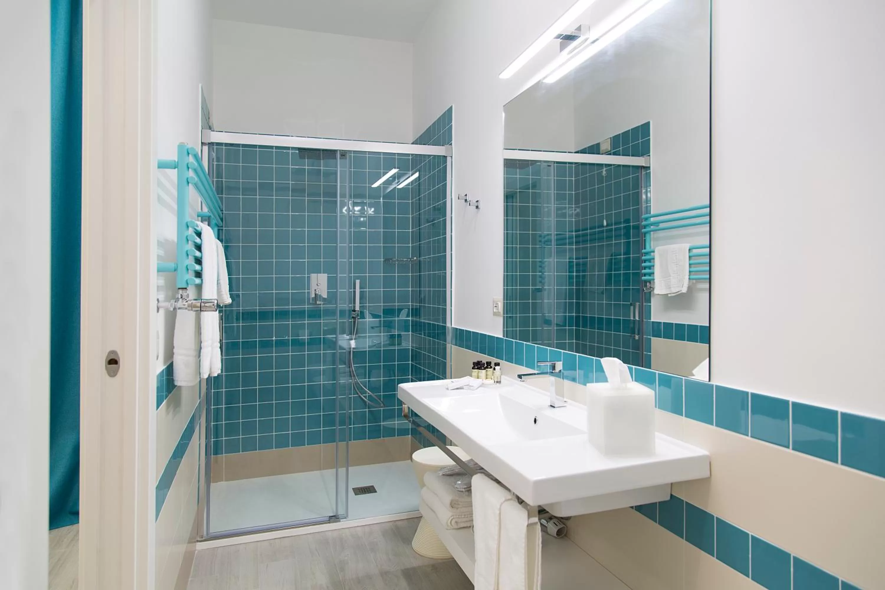 Shower in The Five Rooms Napoli