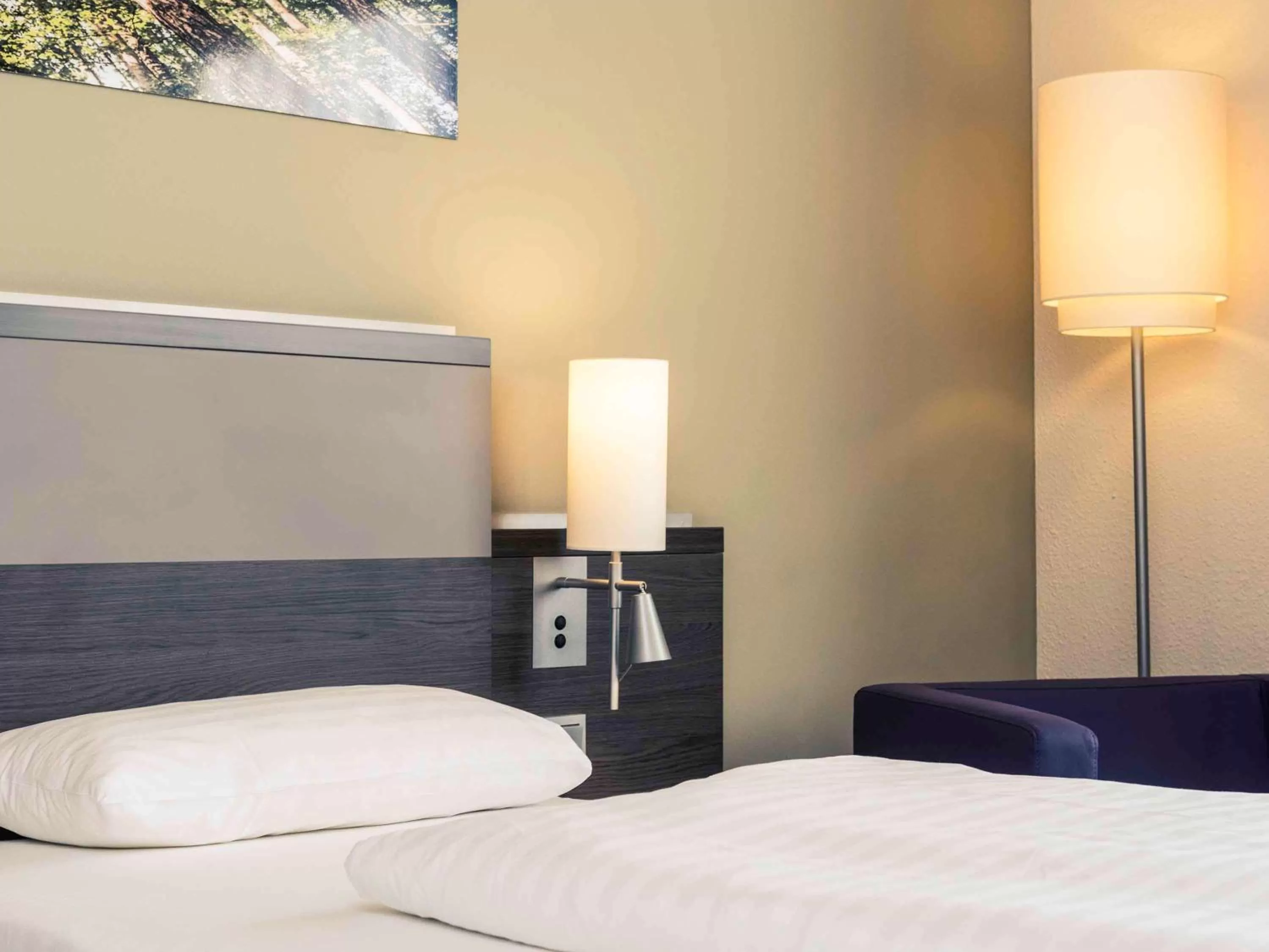 Photo of the whole room, Bed in Mercure Düsseldorf Airport