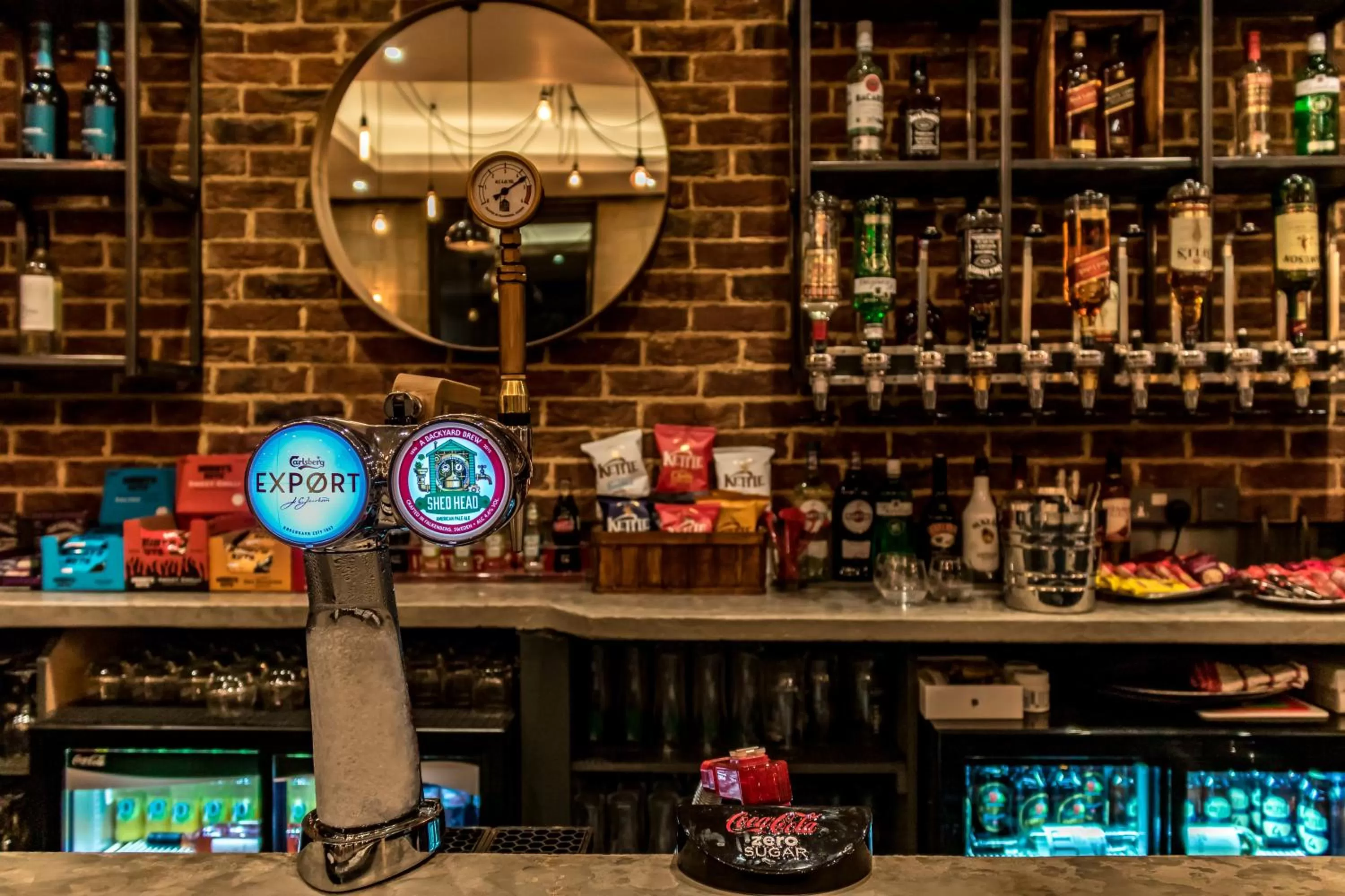 Lounge or bar in London City Airport Hotel