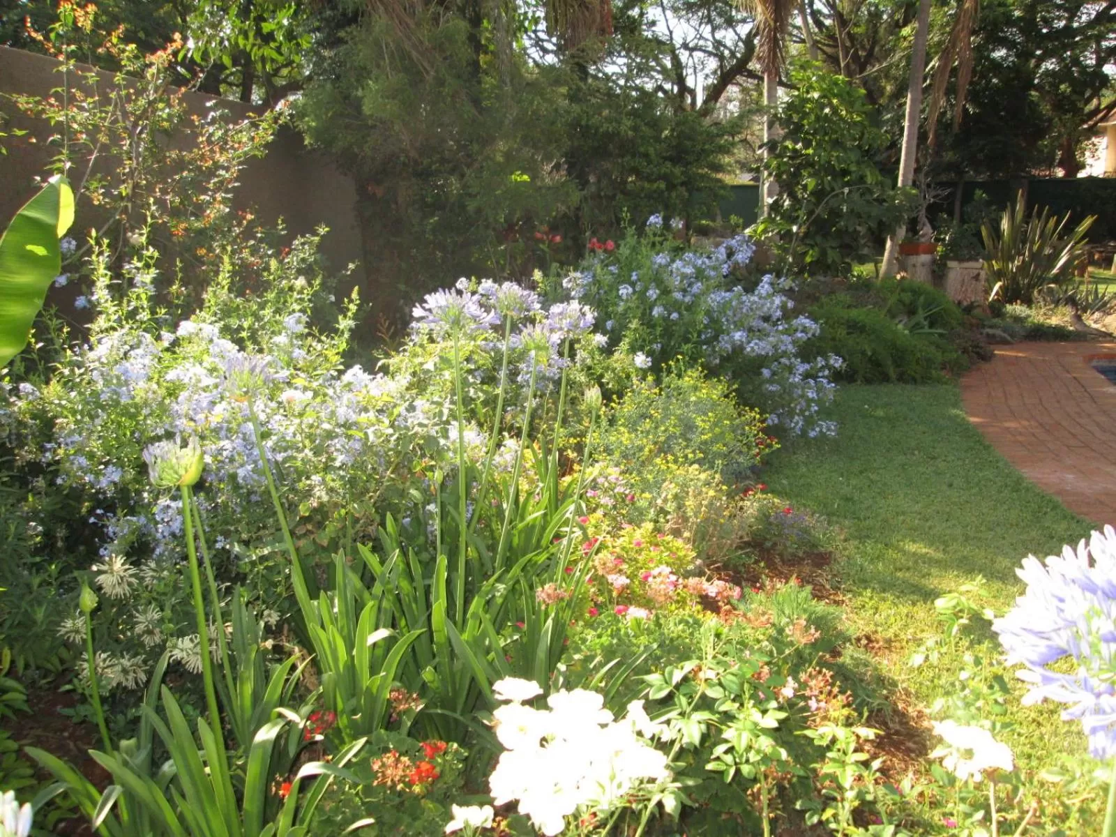 Property building, Garden in 12 FLEETWOOD