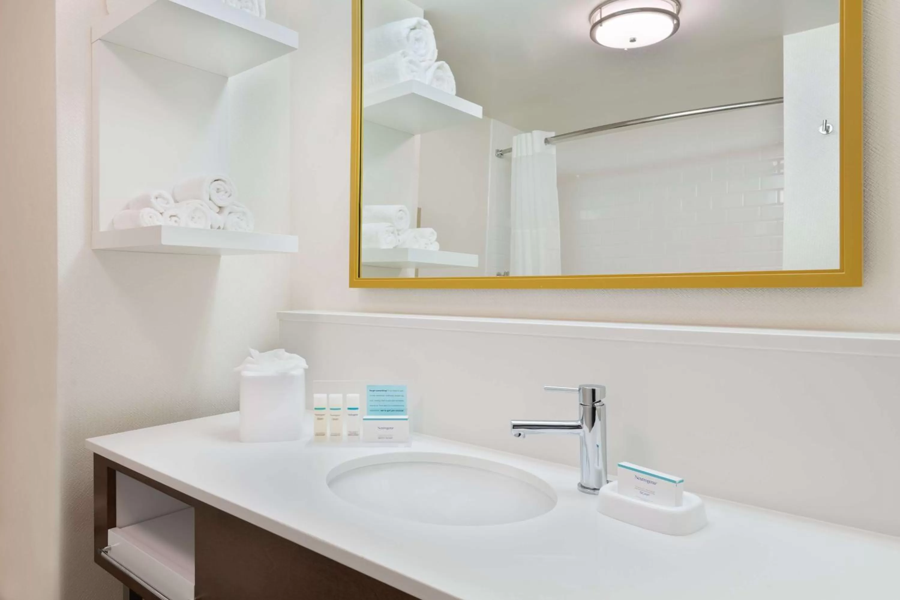 Bathroom in Hampton Inn & Suites Atlanta Buckhead Place