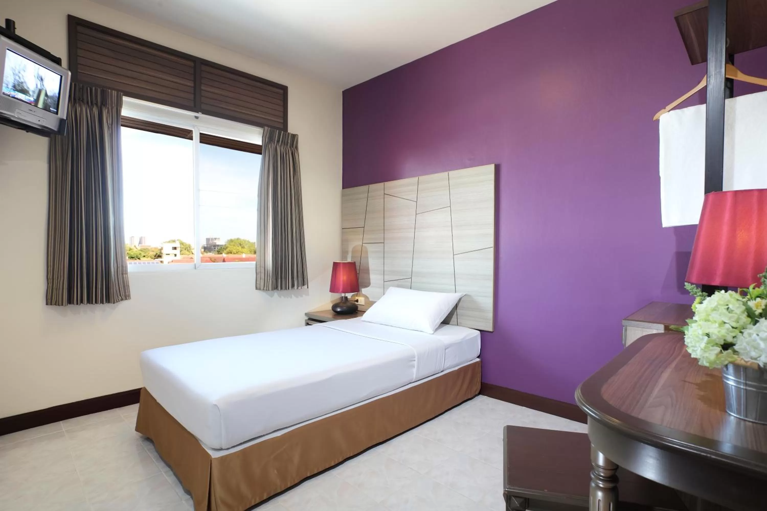 Standard Single Room in Rambuttri Village Plaza