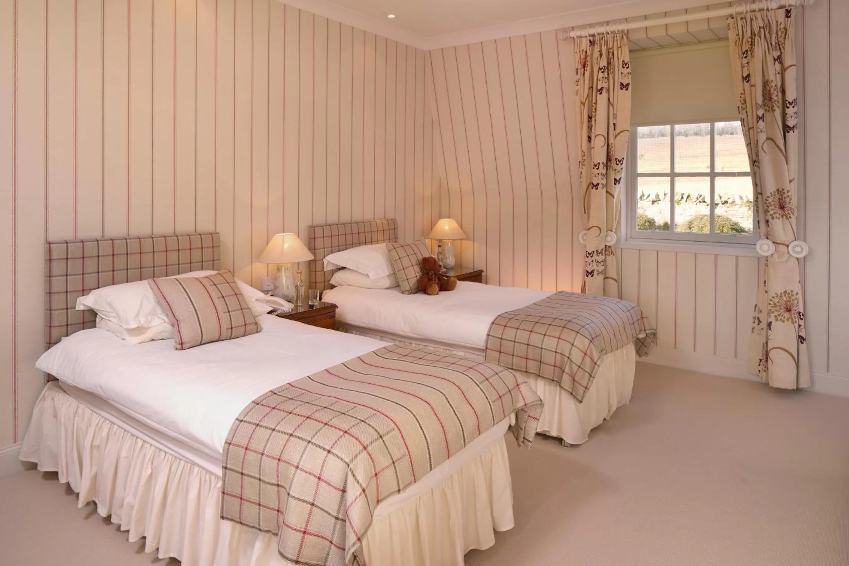 Photo of the whole room, Bed in Carfraemill