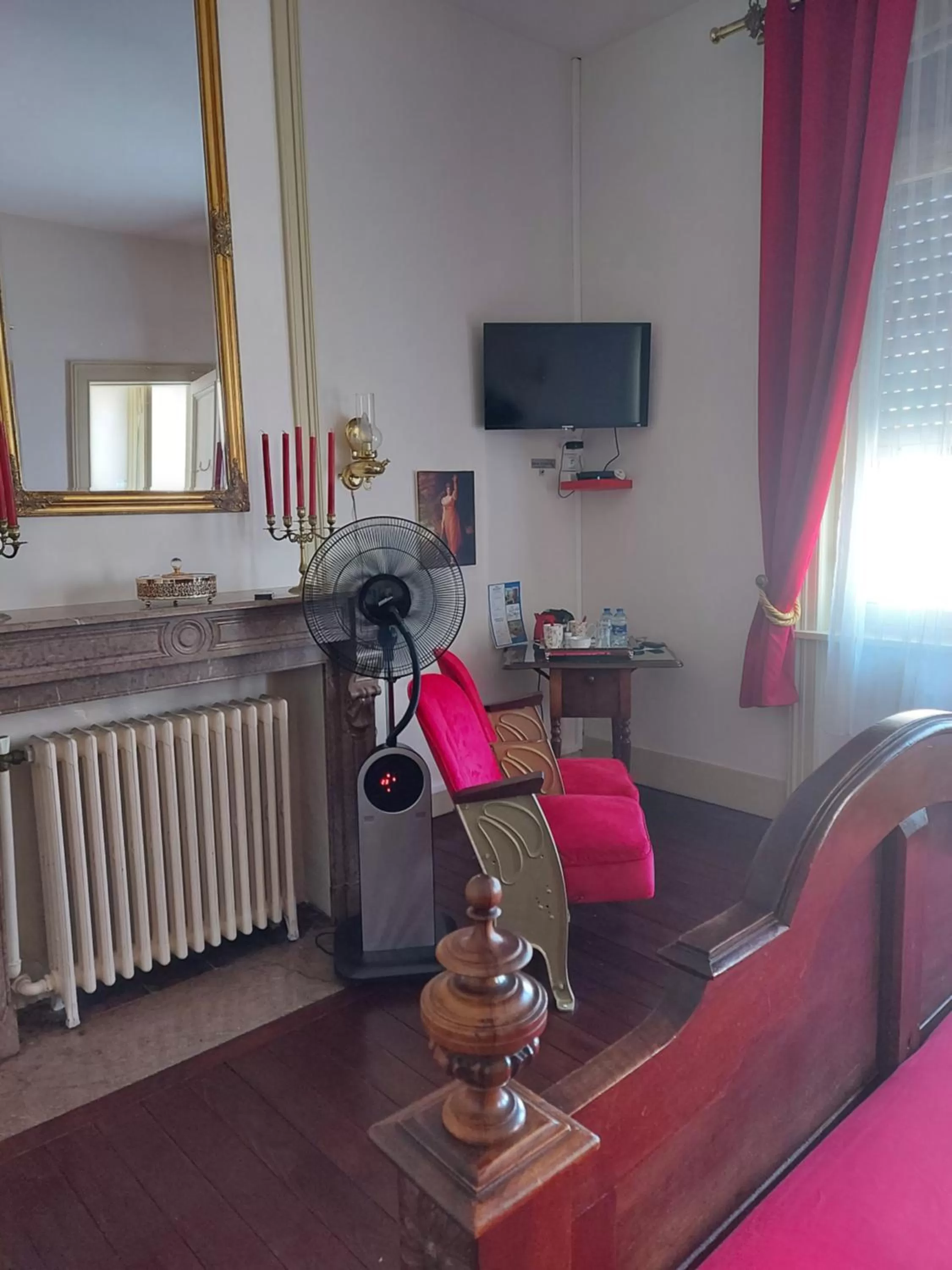 TV and multimedia in B & B Les Secrets des Loges