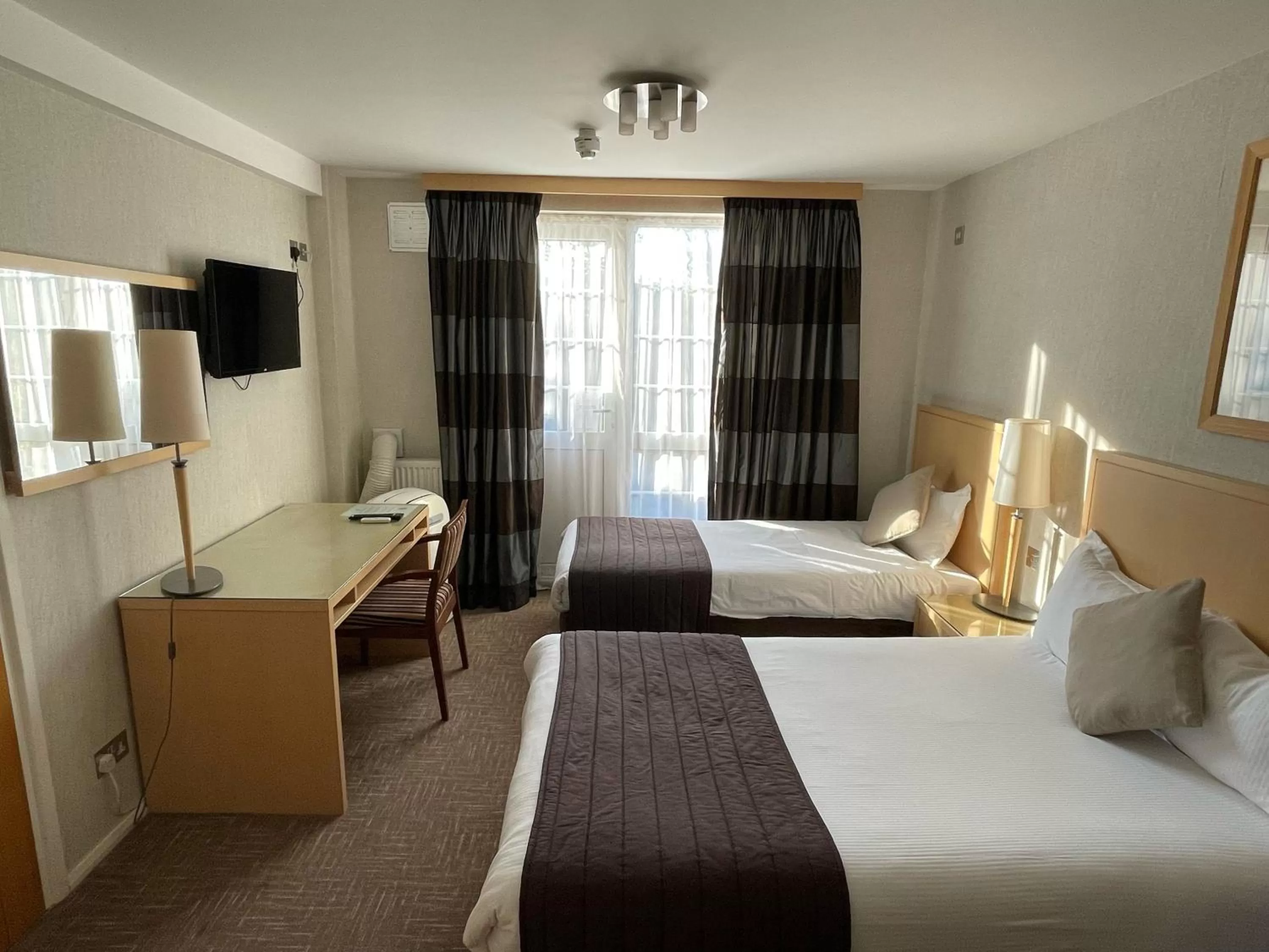 Photo of the whole room, Bed in Best Western Homestead Court Hotel